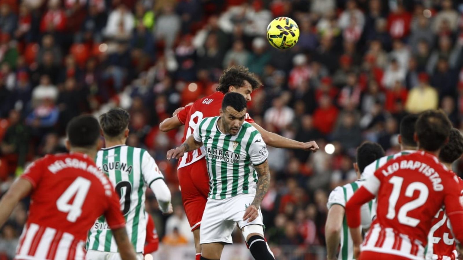 Álex Martín pugna por el balón en el Almería - Córdoba CF.