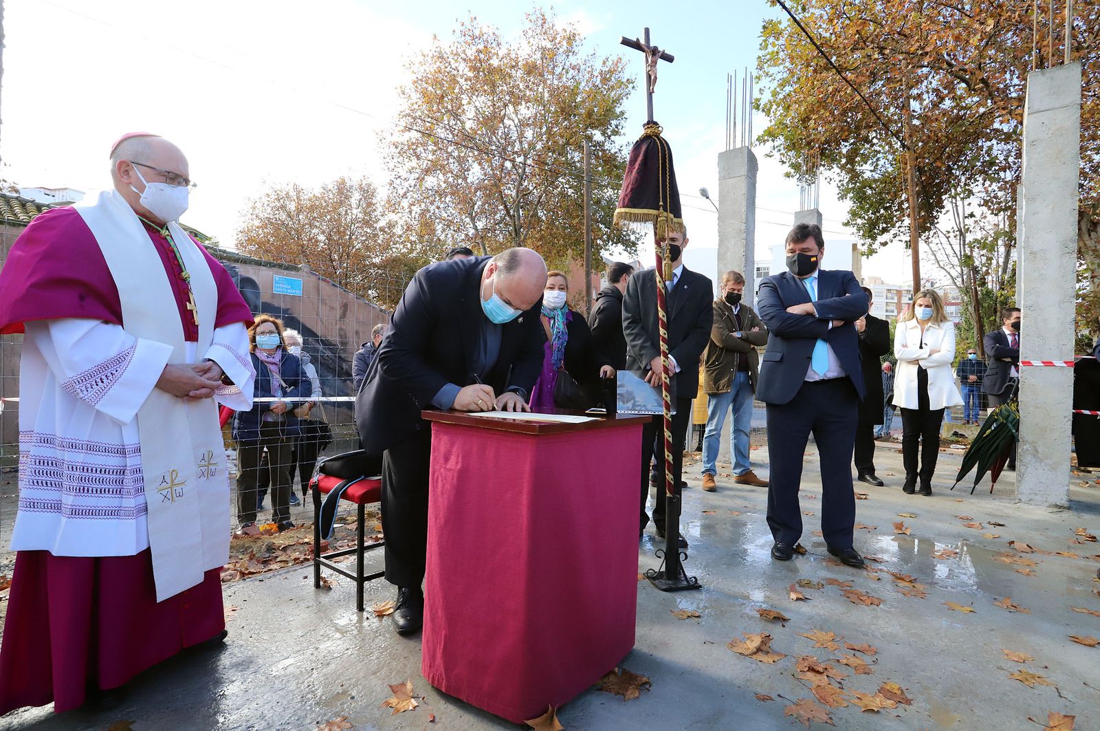 El Obispo de Huelva, Santiago Gómez, coloca la primera piedra de la nueva parroquia de Cristo Sacerdote, en imágenes