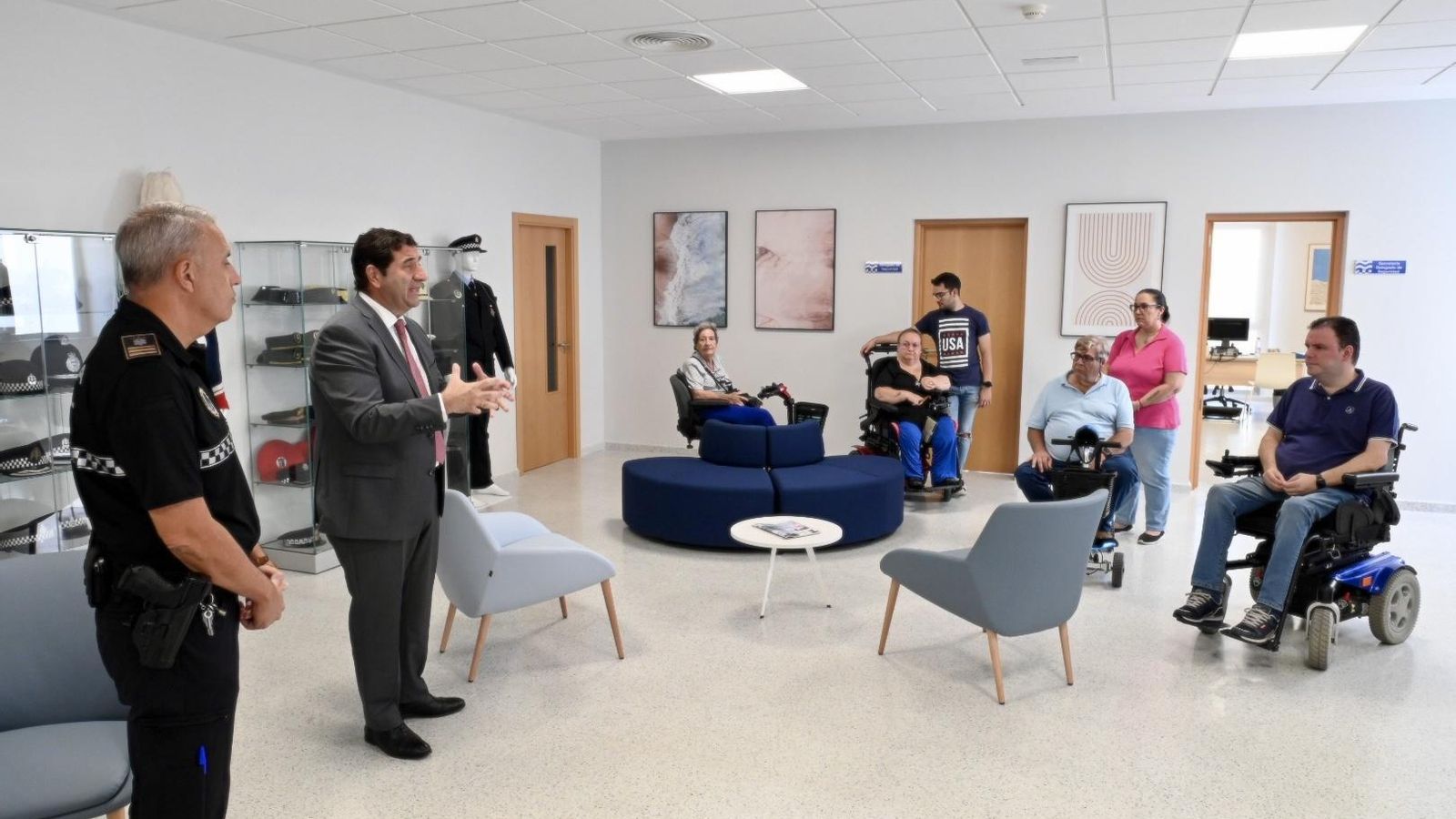 Ignacio Martínez, explicando a miembros de Afidi el funcionamiento del Centro de Control de Tráfico de la Policía Local de Jerez.