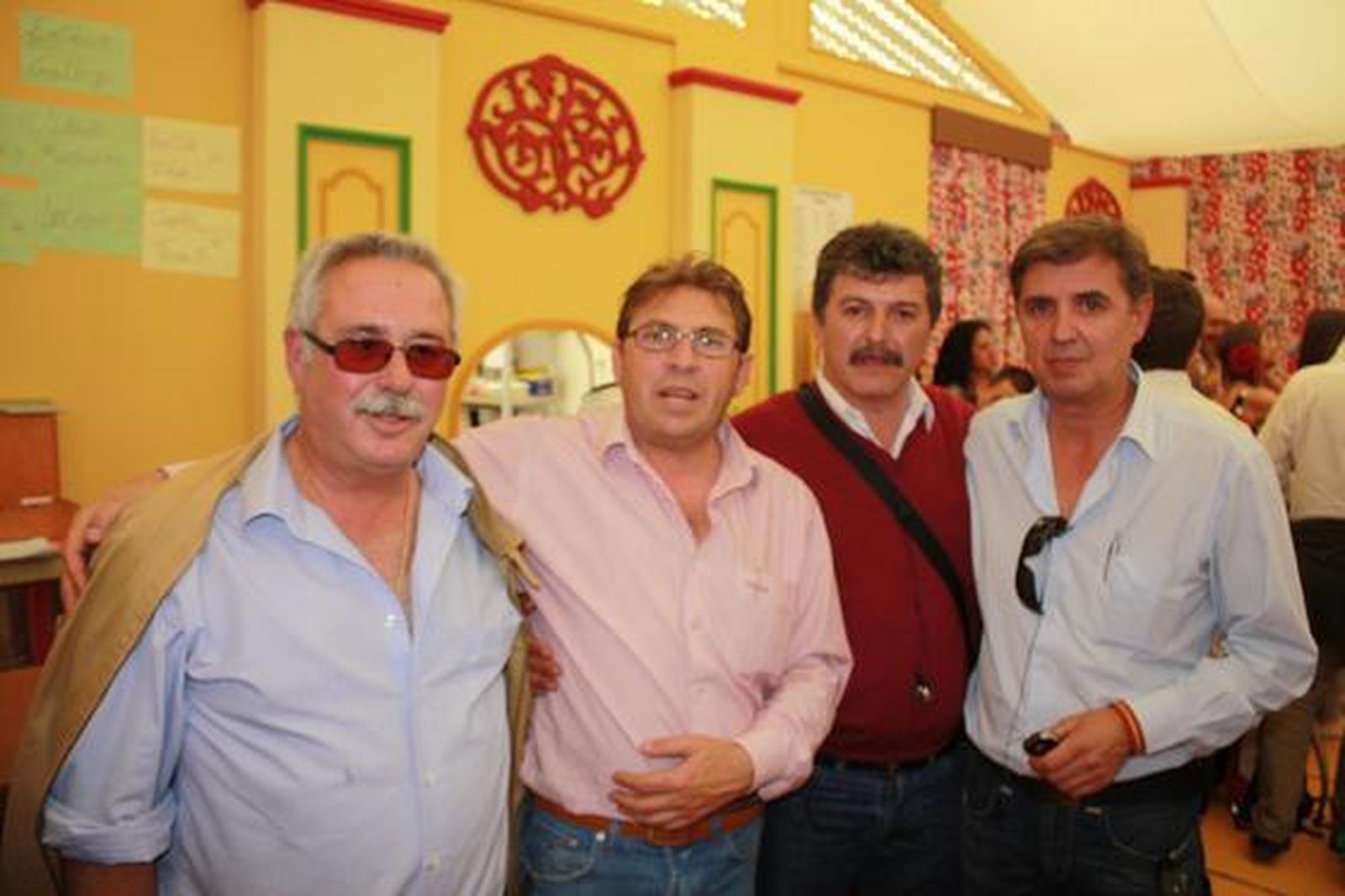 Jose Luis Sara, supervisor de la Concejalía de Fiestas, con Pepe Otero, hostelero de la caseta Revuelo, Antonio Andradres -Carambito- y Javier Reguera.

Foto: Fito Carreto