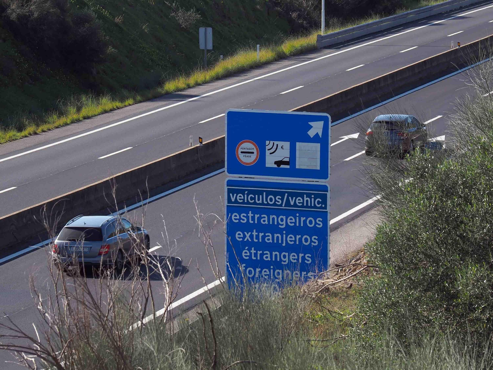 El Gobierno portugués no había fretirado aún este miércoles la señalética del peaje en la carretera