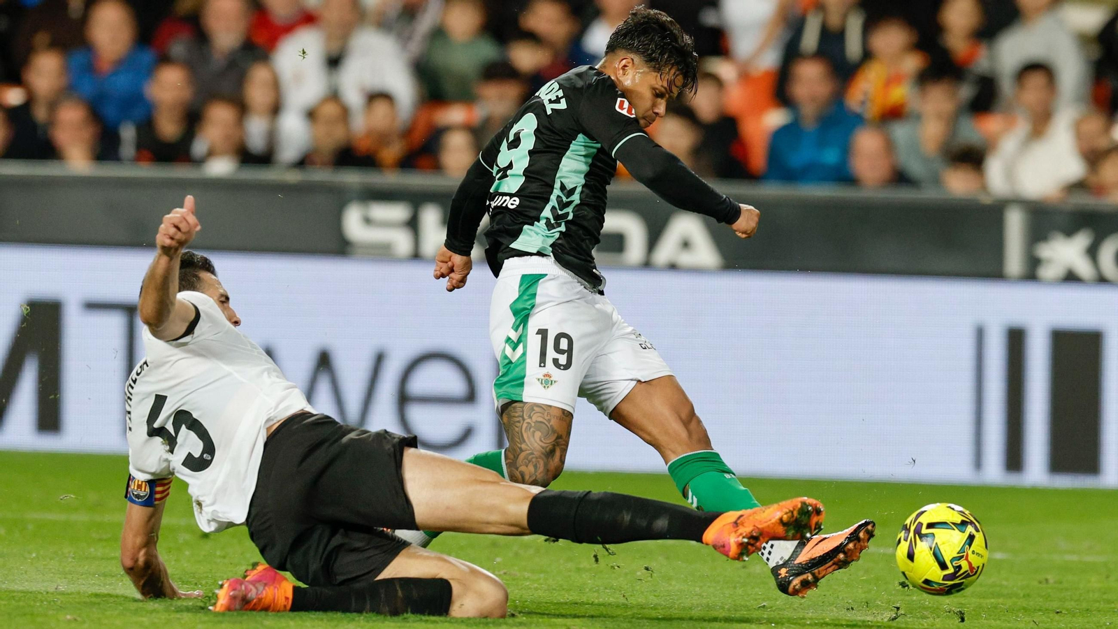 Cucho Hernández dispara ante Tárrega.