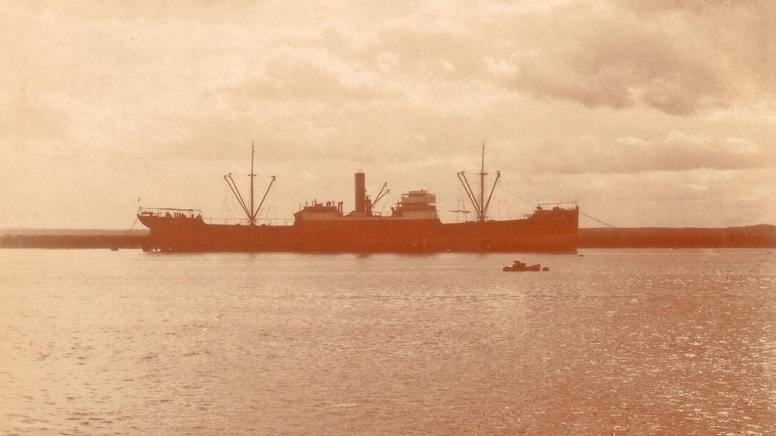 El 'Gaeta', fondeado en la isla de Bacuta (Colección Jesús Copeiro). El 'Gaeta', fondeado en la isla de Bacuta (Colección Jesús Copeiro).