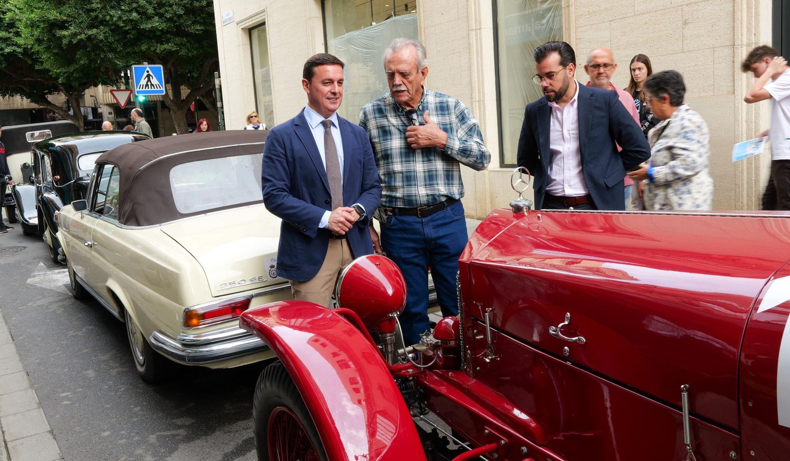 Javier A. García atiende a las explicaciones de José Juan Soria, a las puertas de la Diputación.