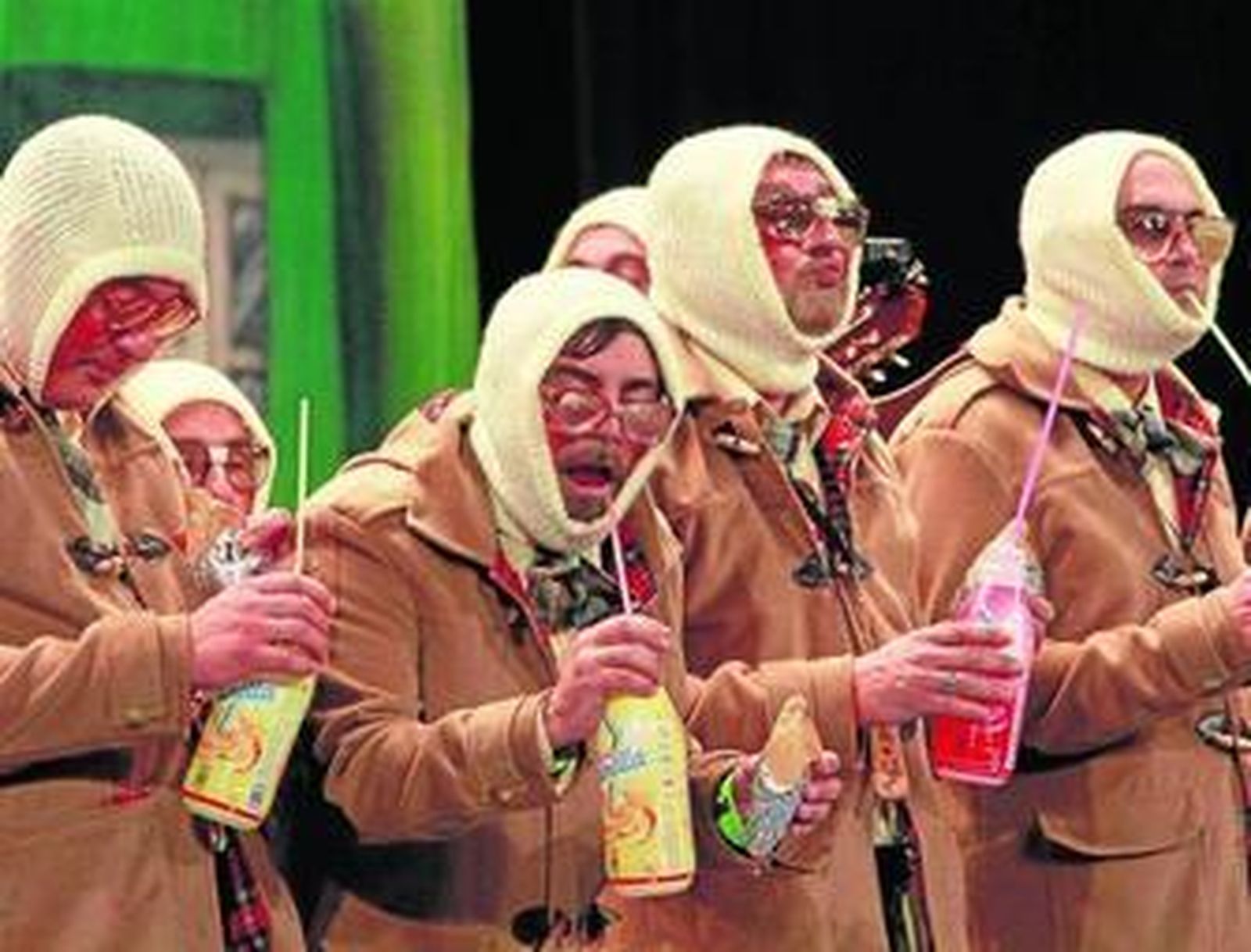 Los componentes de 'Los gafas' con sus verdugos y batidos.