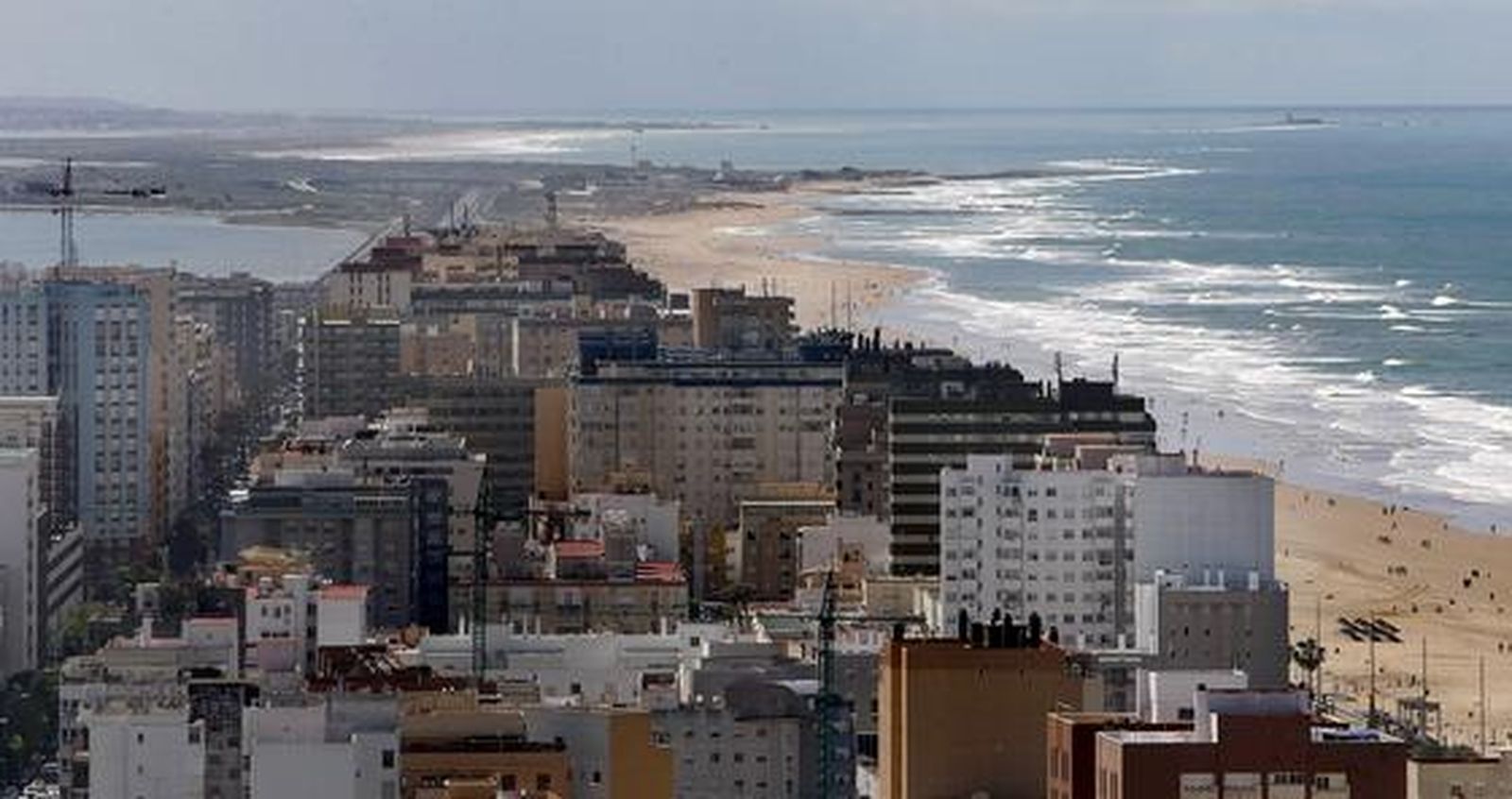 Una visita a lo alto del Pirulí ofrece una singular vista Cádiz. 

Foto: Jose Braza