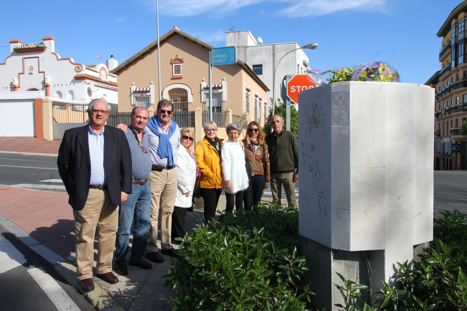 Miembros del Club Estrella junto a la peana tras realizar la ofrenda floral.