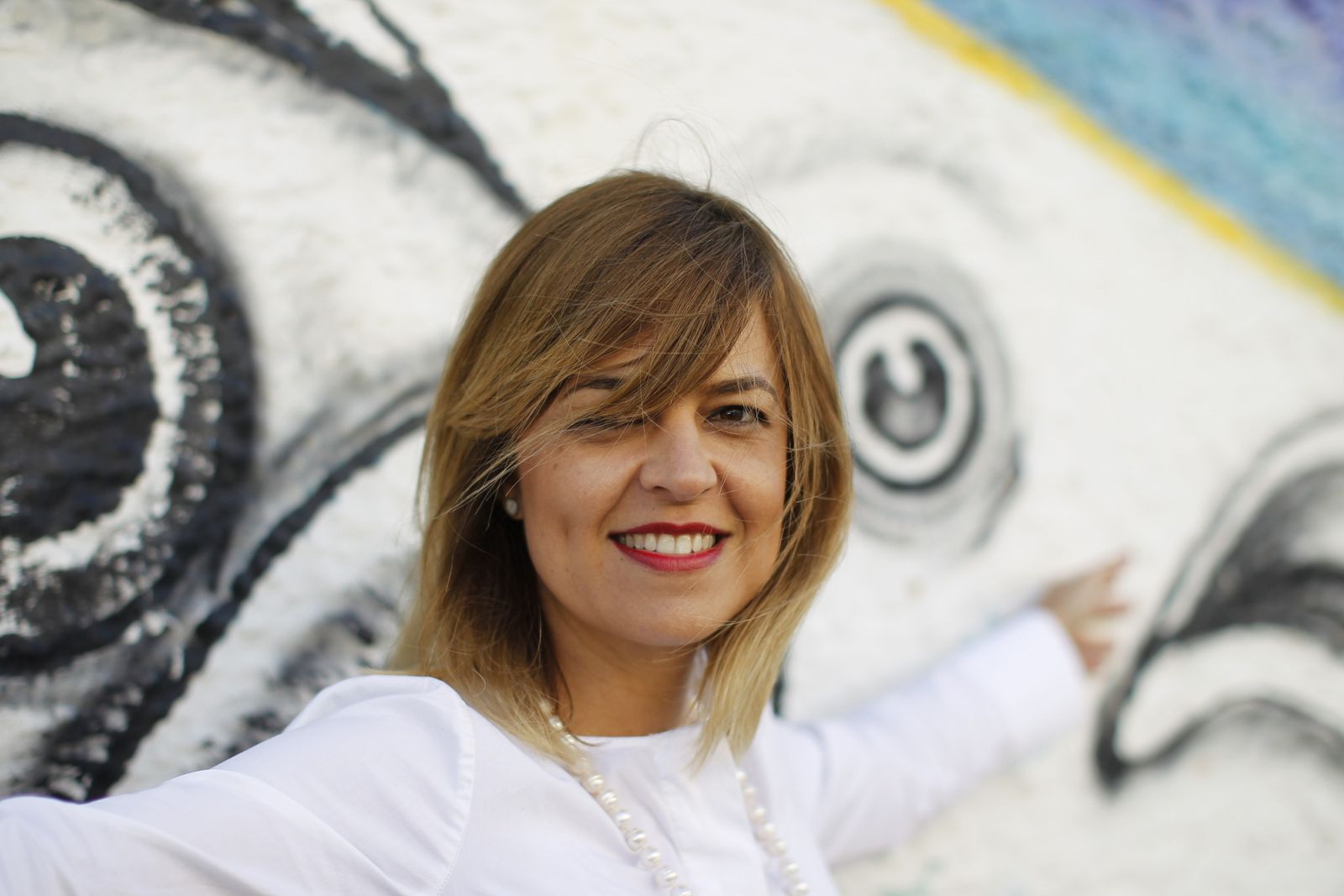 Patricia Rosales trabaja en una línea de zapatos para vender en tienda