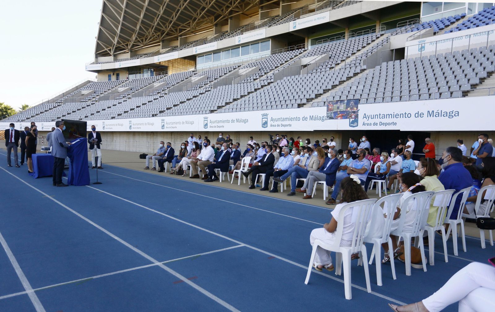 Fotos: El homenaje a Borja Vivas en el Ciudad de Málaga