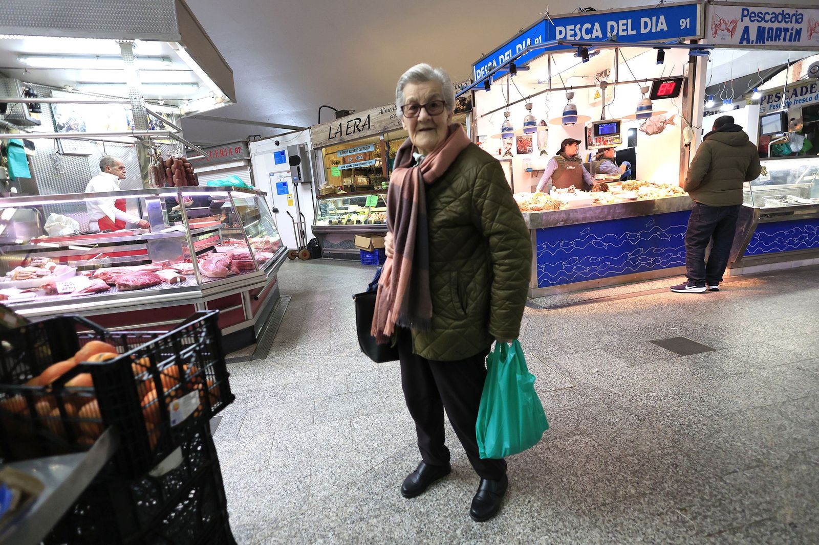 Las últimas compras para Nochevieja en Algeciras, en imágenes