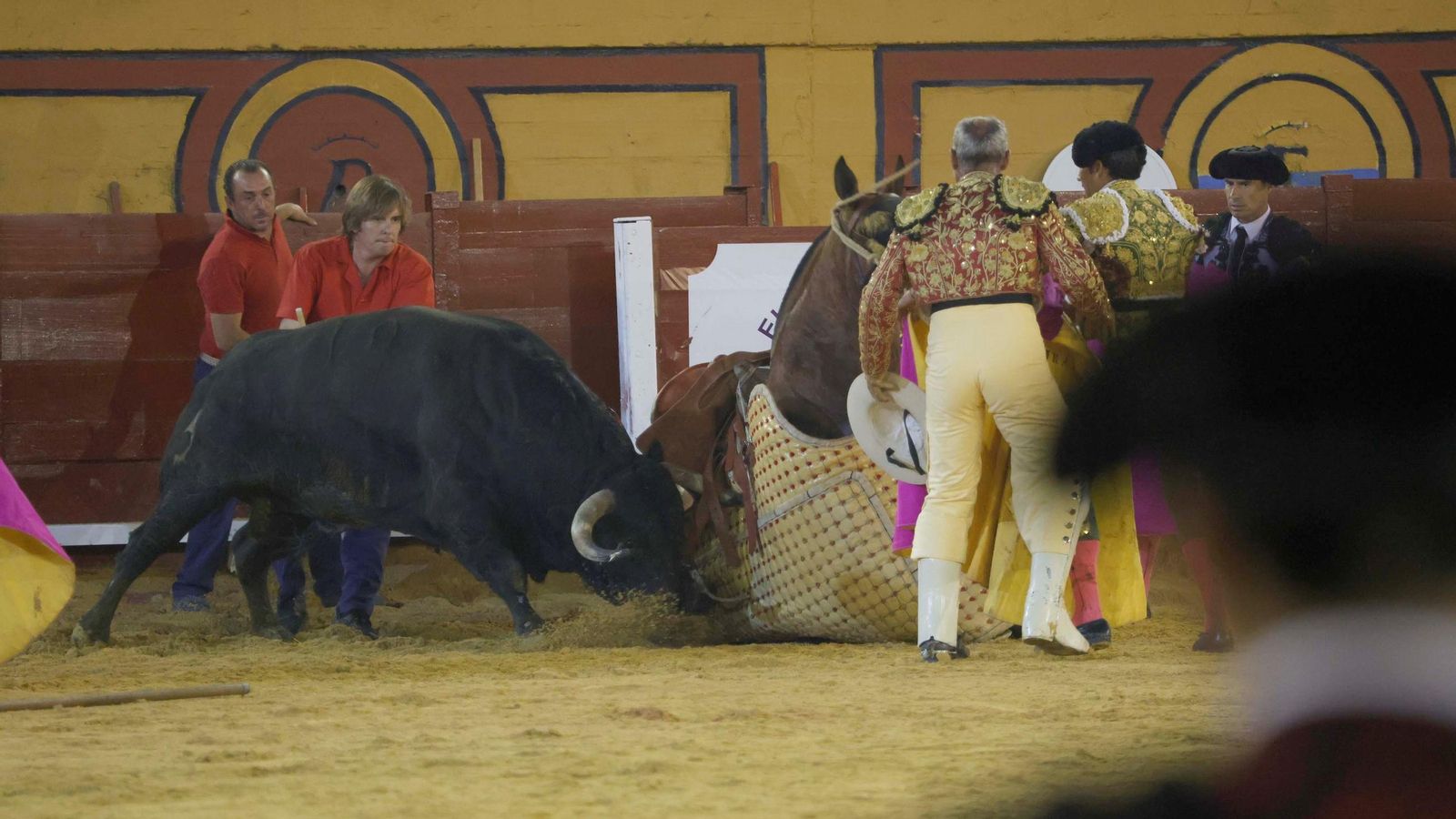El último de la Palmosilla, 'Cartonero', derribó al picador Paco Félix González.