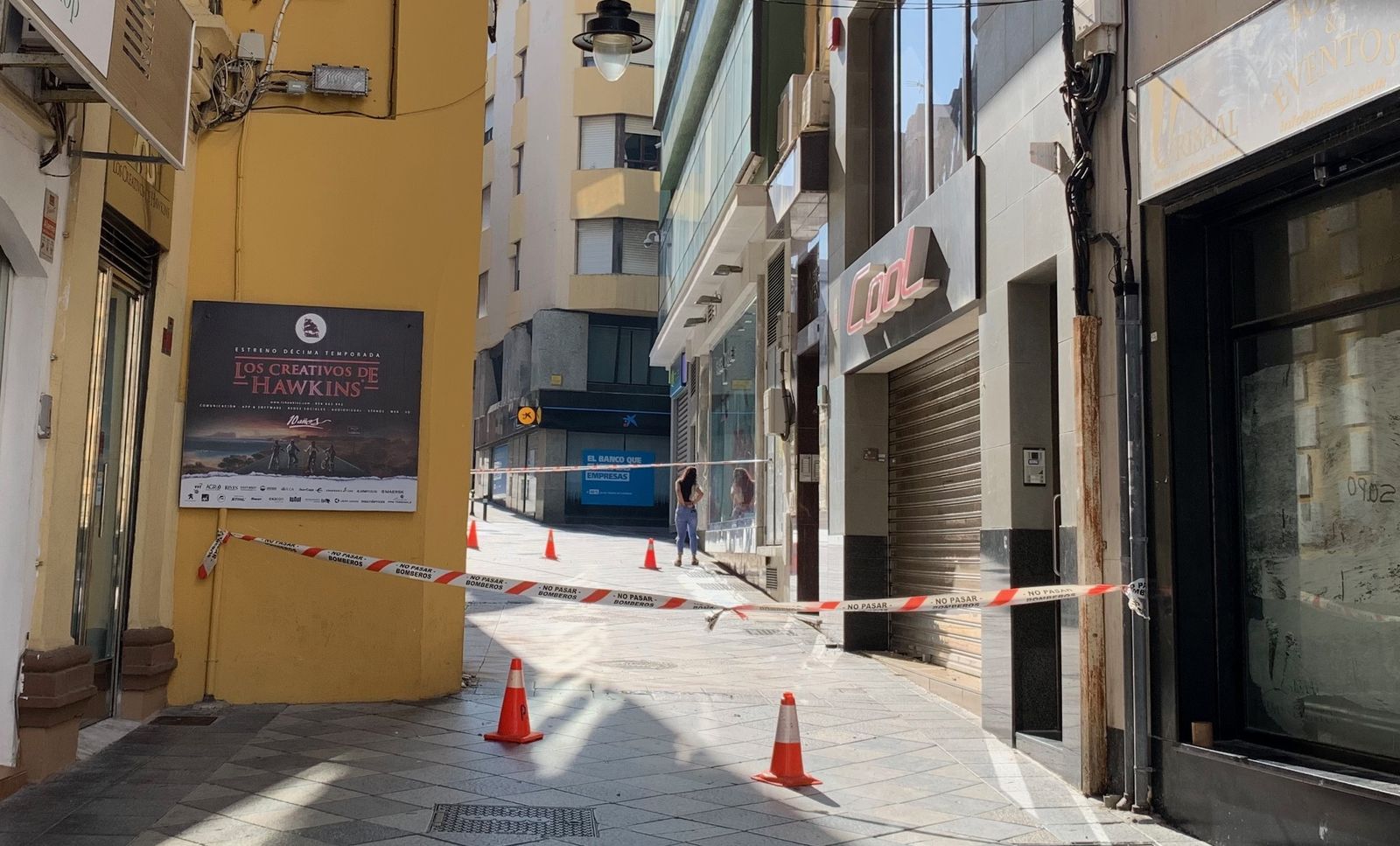 El tramo de calle precintado por los Bomberos.
