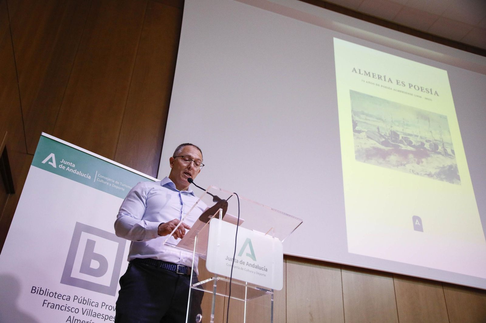 Las imágenes de la presentación del libro "Almería es poesía" en la biblioteca Villaespesa de la ciudad de Almería