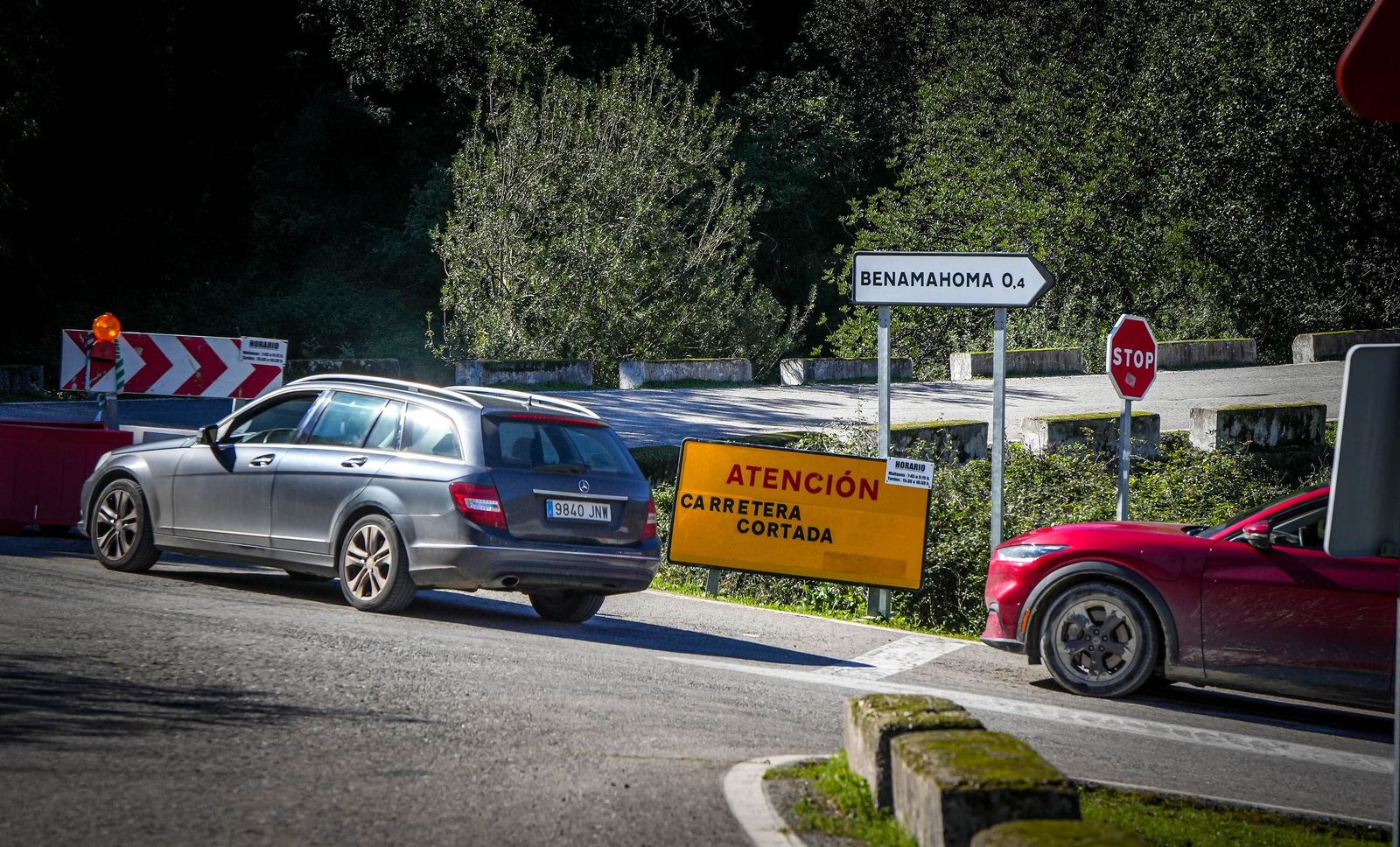 Colas de coches esperando la apertura de la carretera