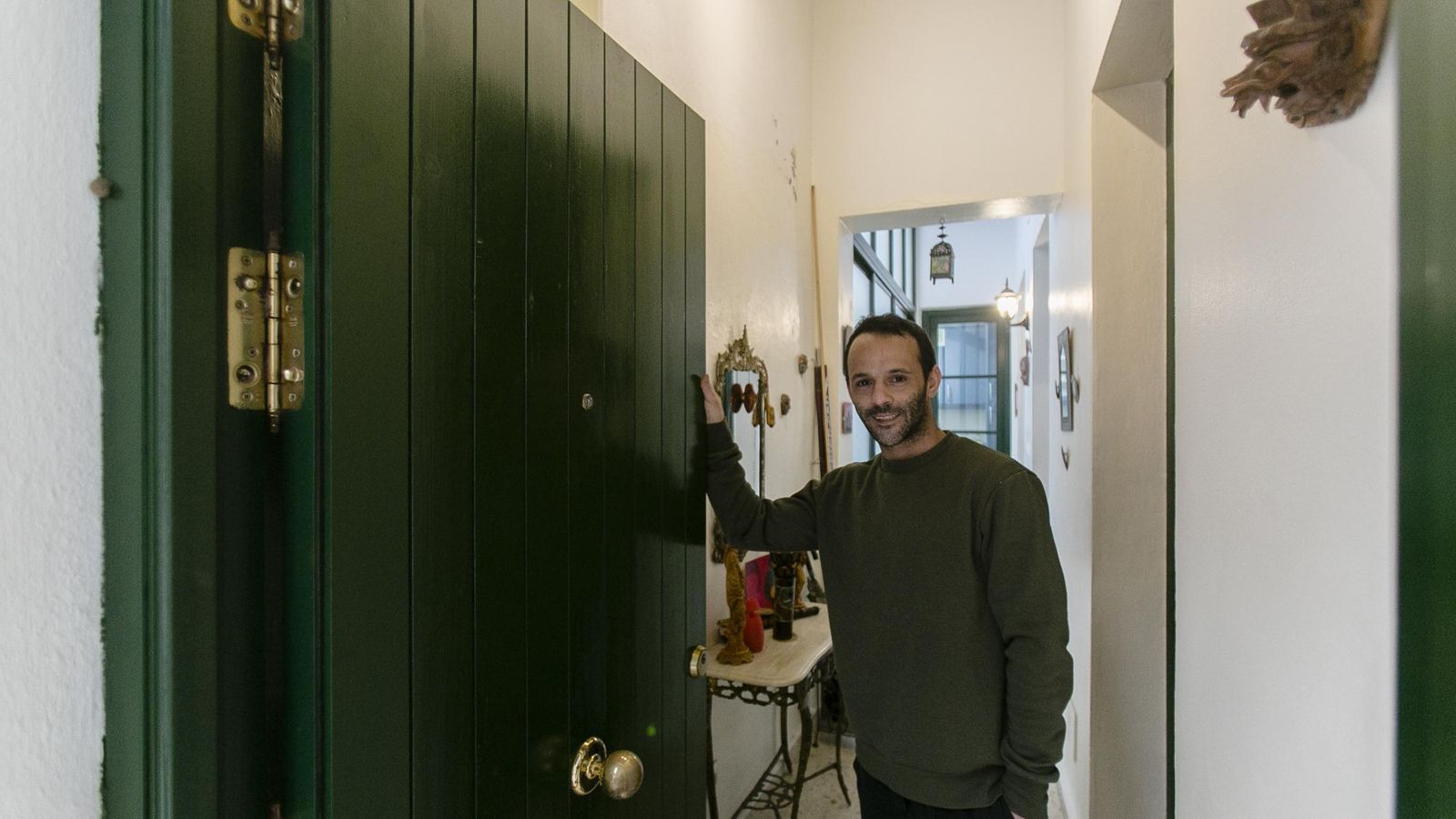 Adán Vieite, a la puerta de su casa, donde convive con sus padres.