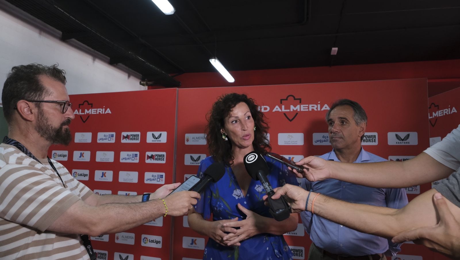 Imágenes de la visita de la Alcaldesa de Almería, María Vázquez, a los jugadores de la U.D. Almería