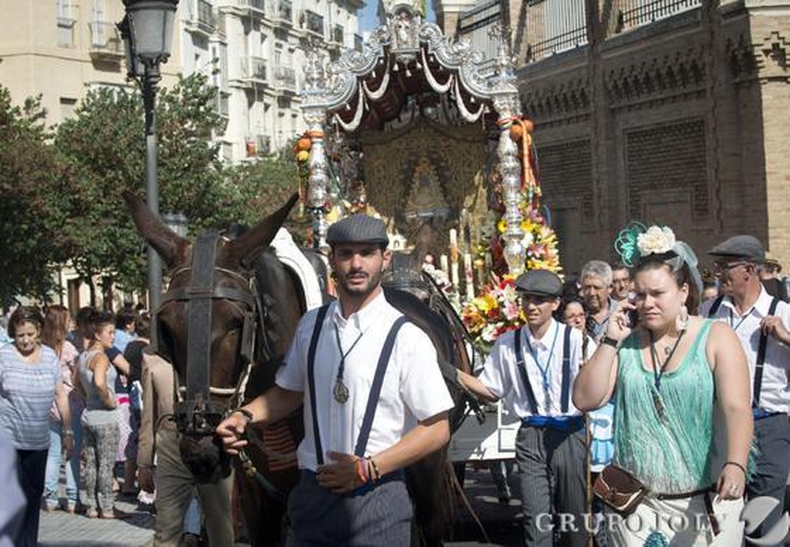 El Simpecado de la capital inicia su camino mientras las primeras hermandades gaditanas alcanzan Bajo de Guía. 

Foto: Joaquin Hernandez Kiki
