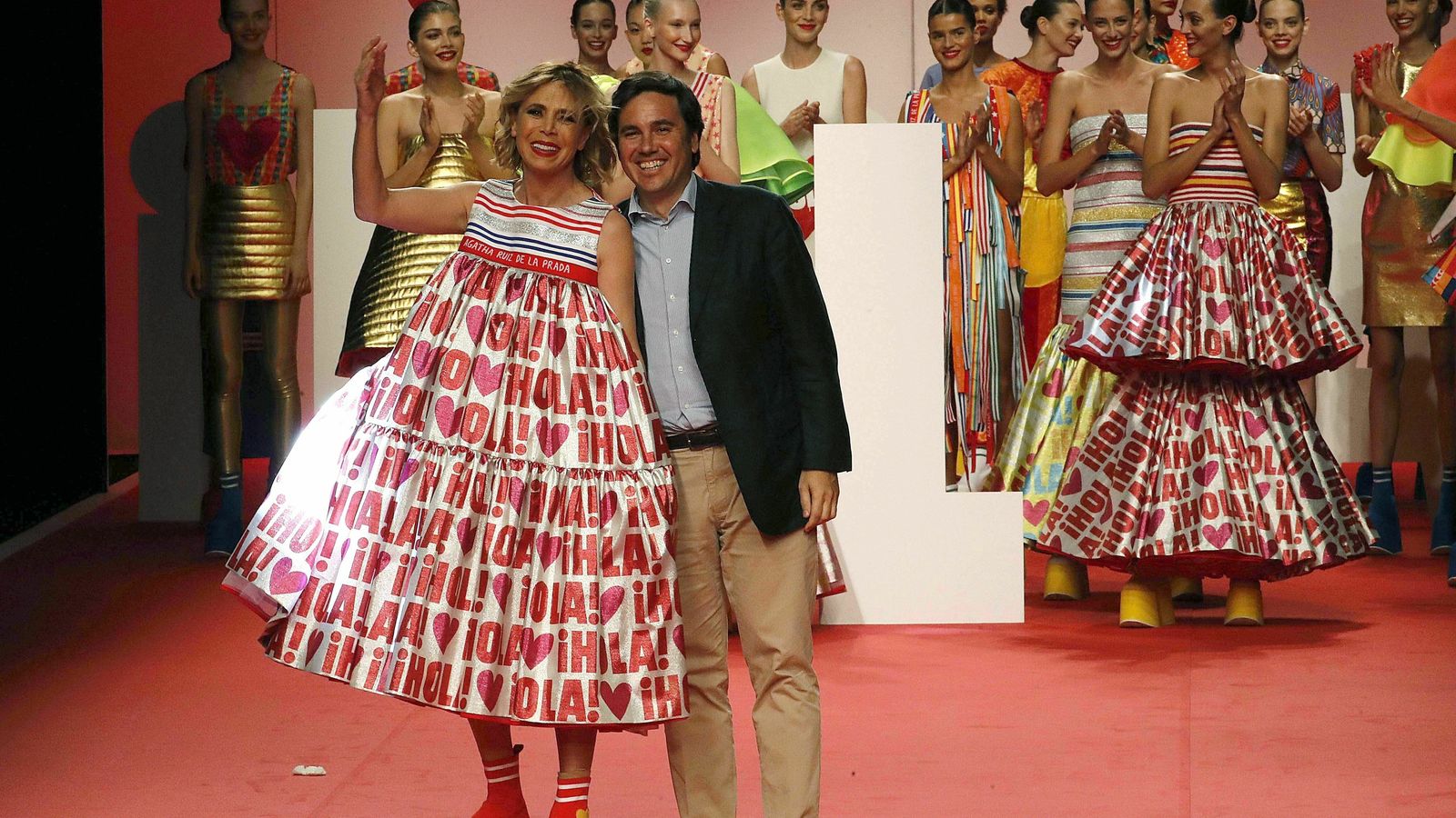 Ágatha Ruiz de la Prada saluda al final de su desfile.