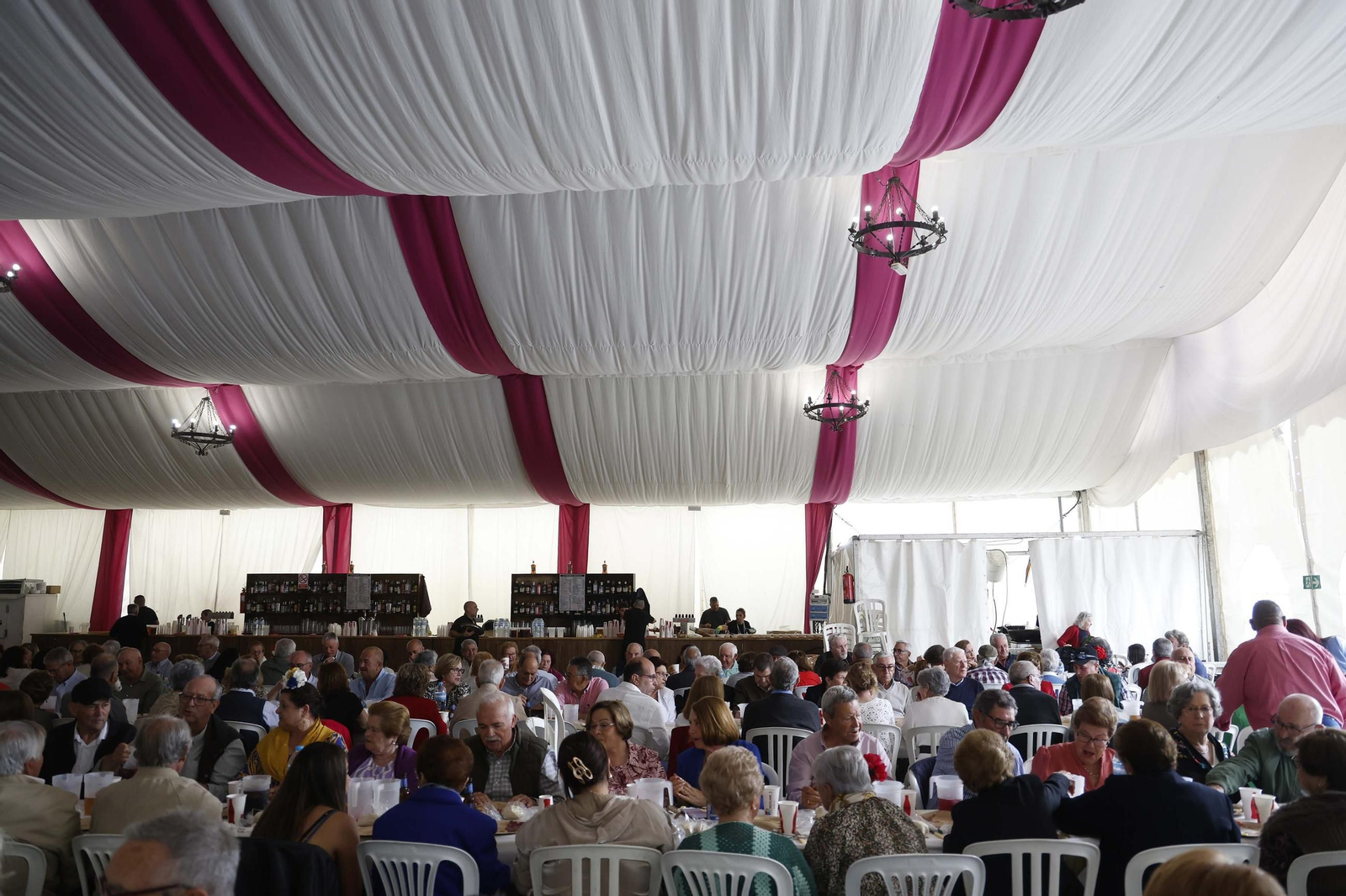 Fotos del almuerzo para mayores en la Feria de Castellar