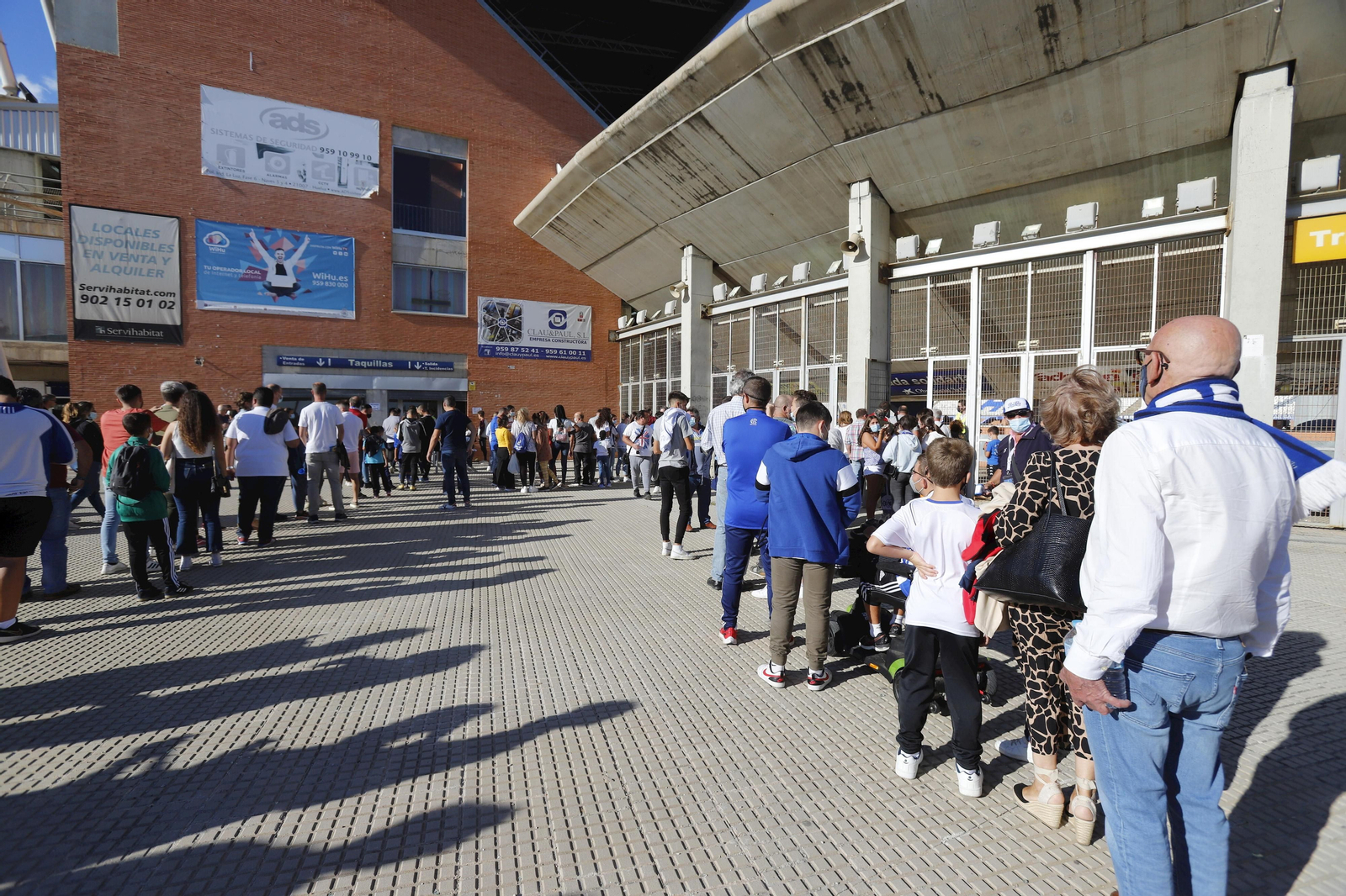 Aficionados del Recreativo hacen cola a la entrada del Nuevo Colombino.