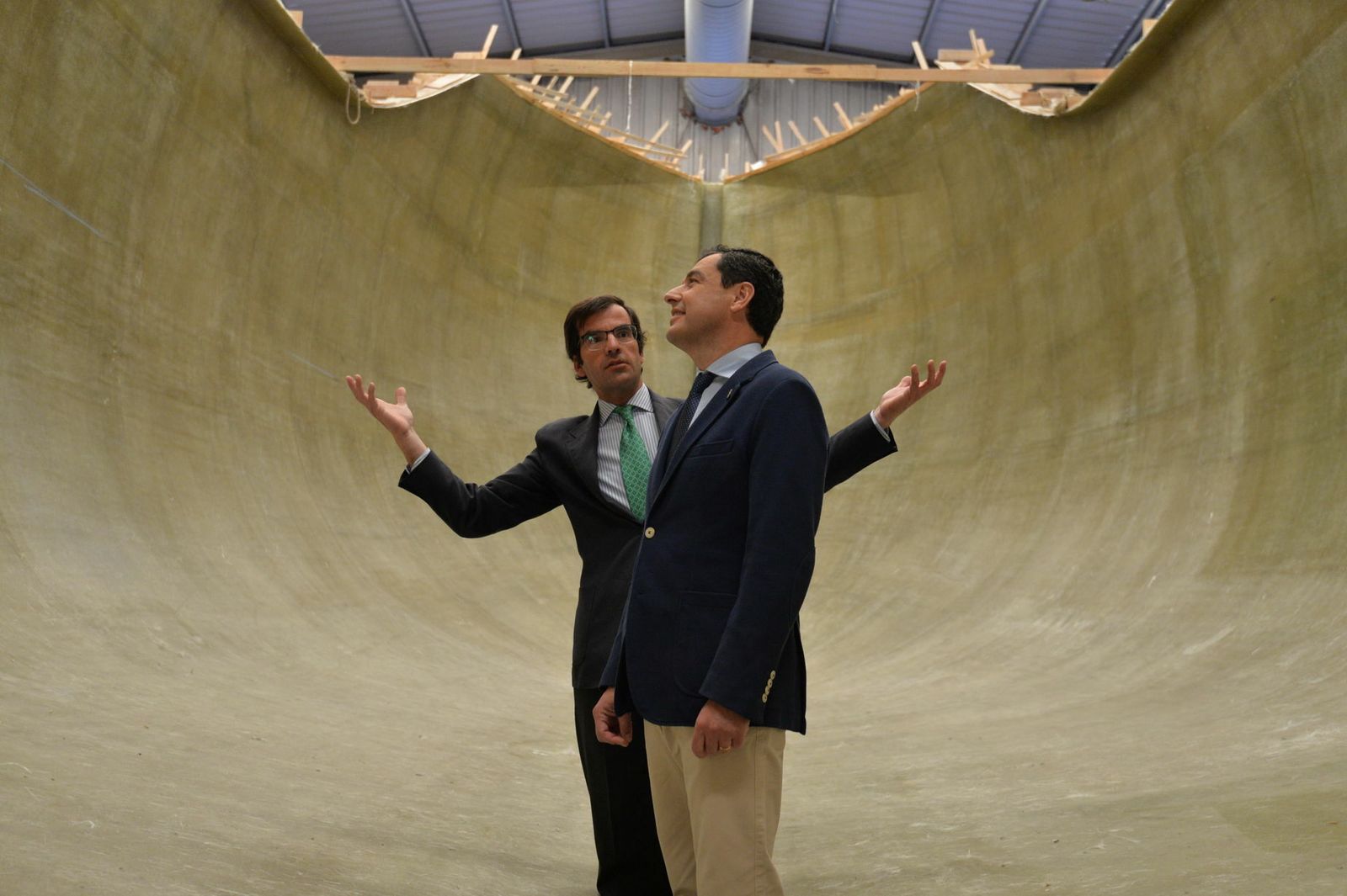 El presidente andaluz, Juanma Moreno, visita el astillero donde se construye la réplica de la Nao Victoria en Punta Umbría (Huelva).