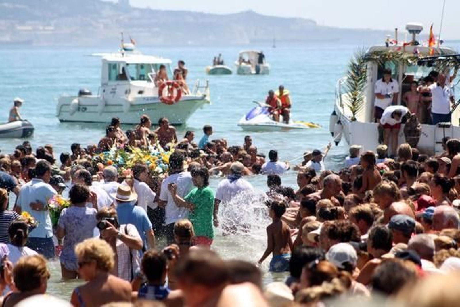 Miles de fieles recibieron con entusiasmo a la imagen en su llegada a la playa.

Foto: Fran Montes