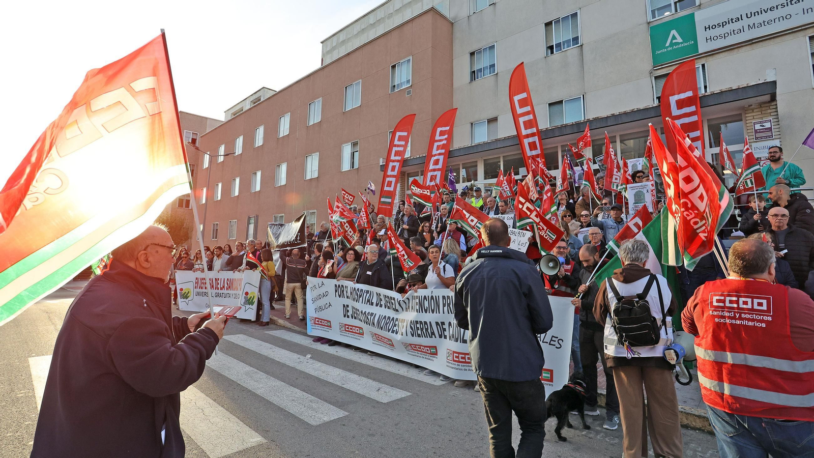 Concentración por la sanidad pública y la atención primaria en el Hospital de Jerez