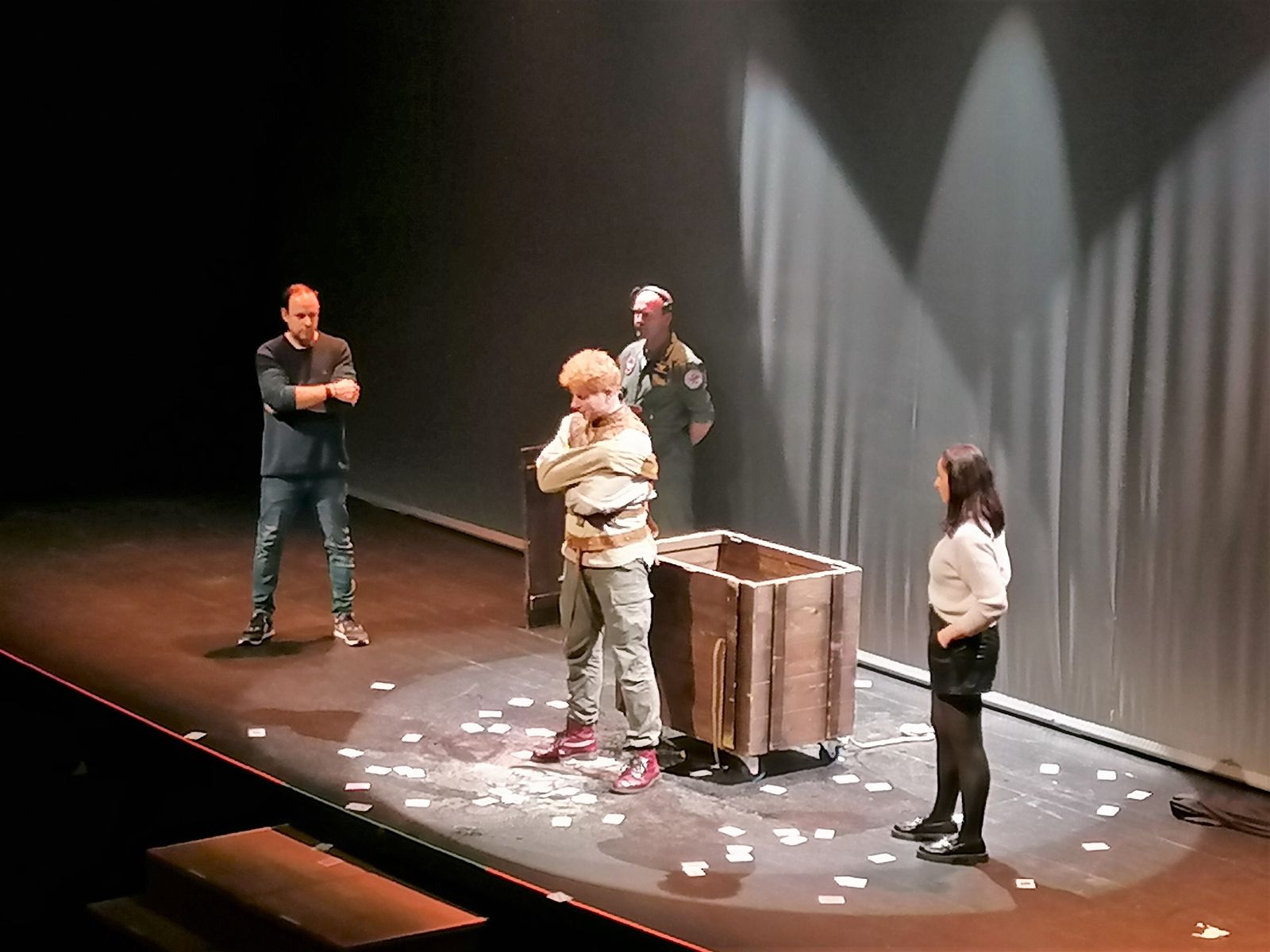 Mago Yunke preparándose para hacer un número de escapismo, colocándose la camisa de fuerza antes de entrar en la caja de la que logró salir en menos de dos minutos.