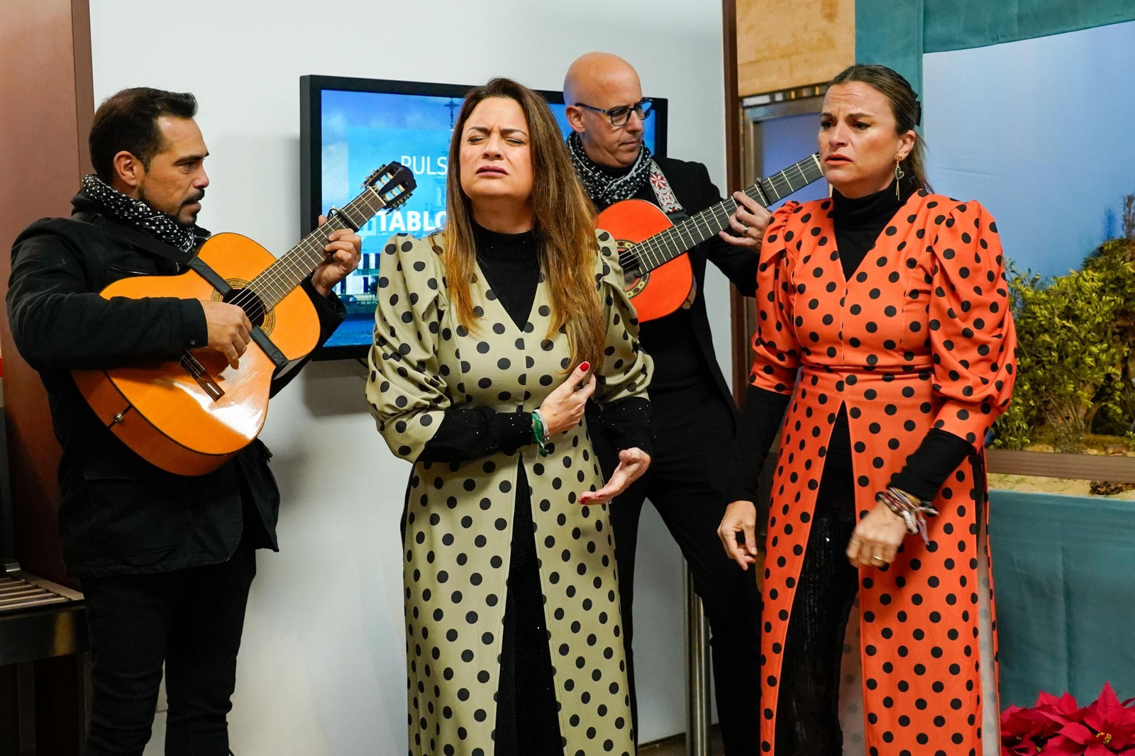 Imágenes de la inauguración del Belén y la XV&nbsp;Muestra de Dulces y Vinos Navideños de la provincia de Huelva en&nbsp;la&nbsp;Diputación