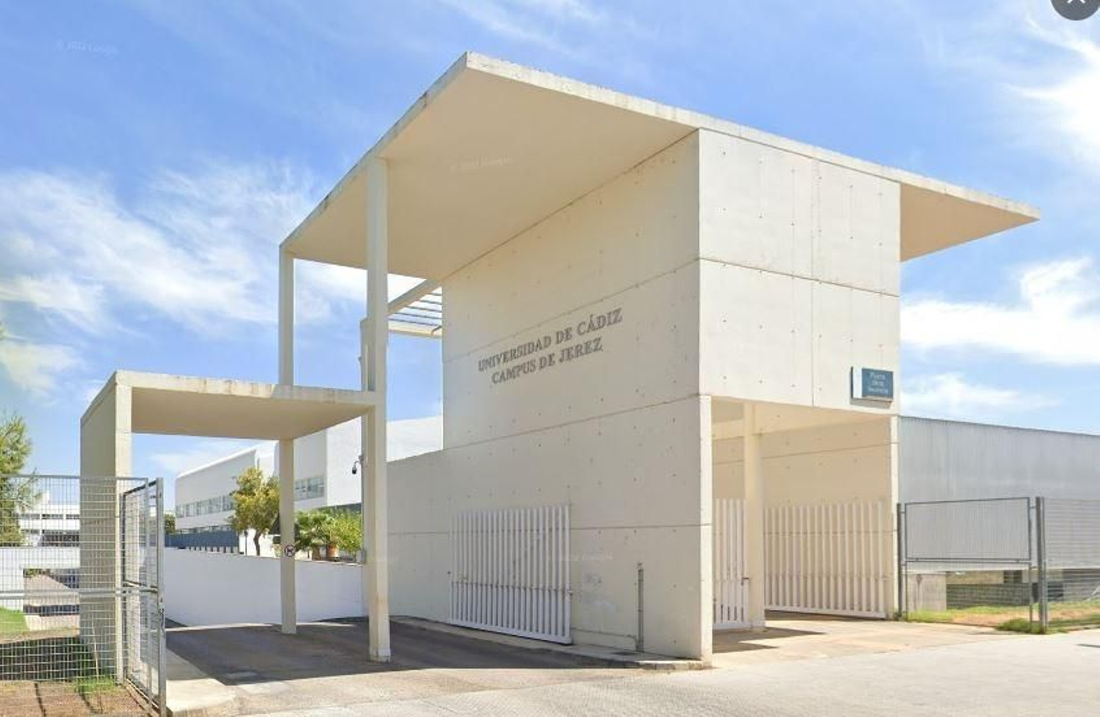 Una de las puertas de acceso al Campus de Jerez de la UCA en La Asunción