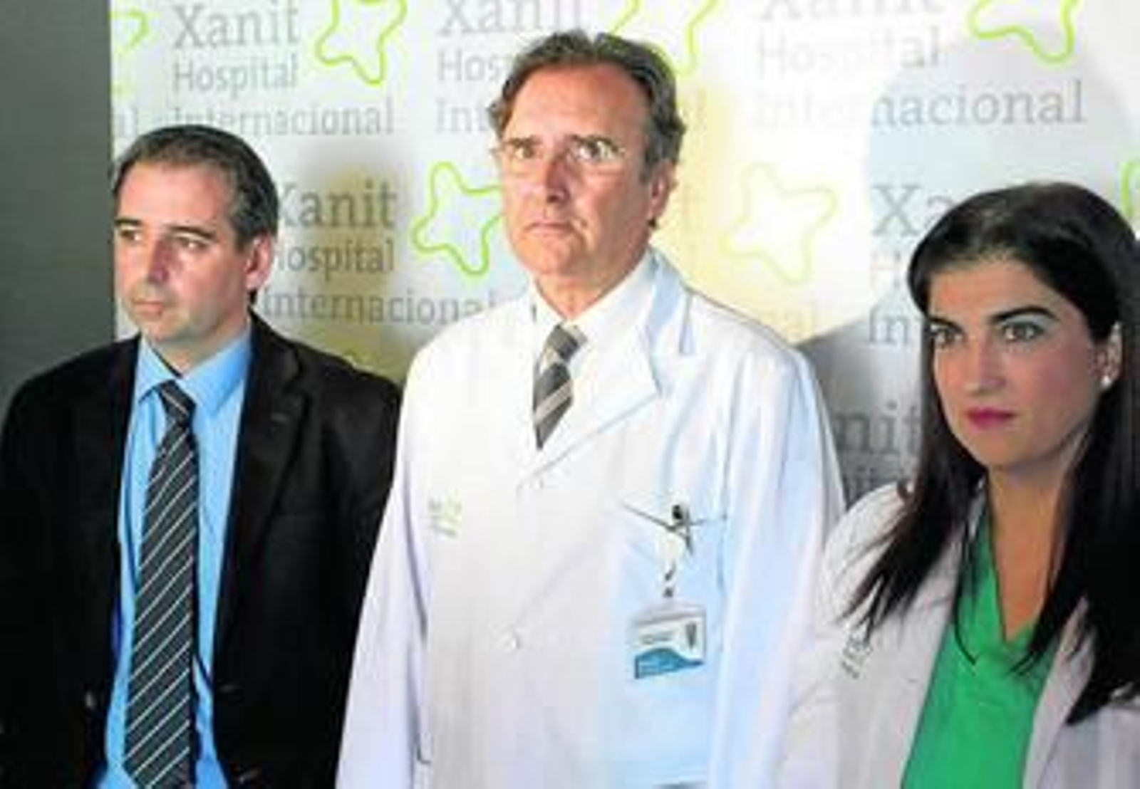 El cirujano Gonzalo Sanz, junto a otros portavoces del hospital Xanit, ayer, en Benalmádena.