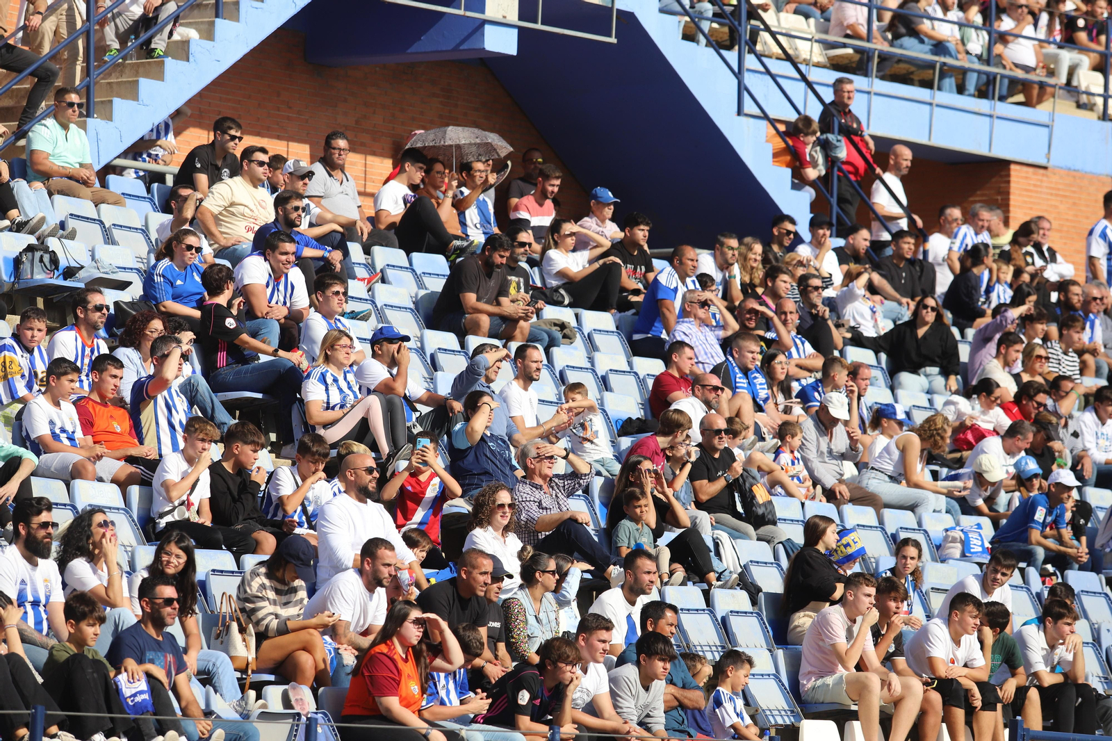 Imágenes del gran ambiente en el Nuevo Colombino para ver el  Recre-Burgos