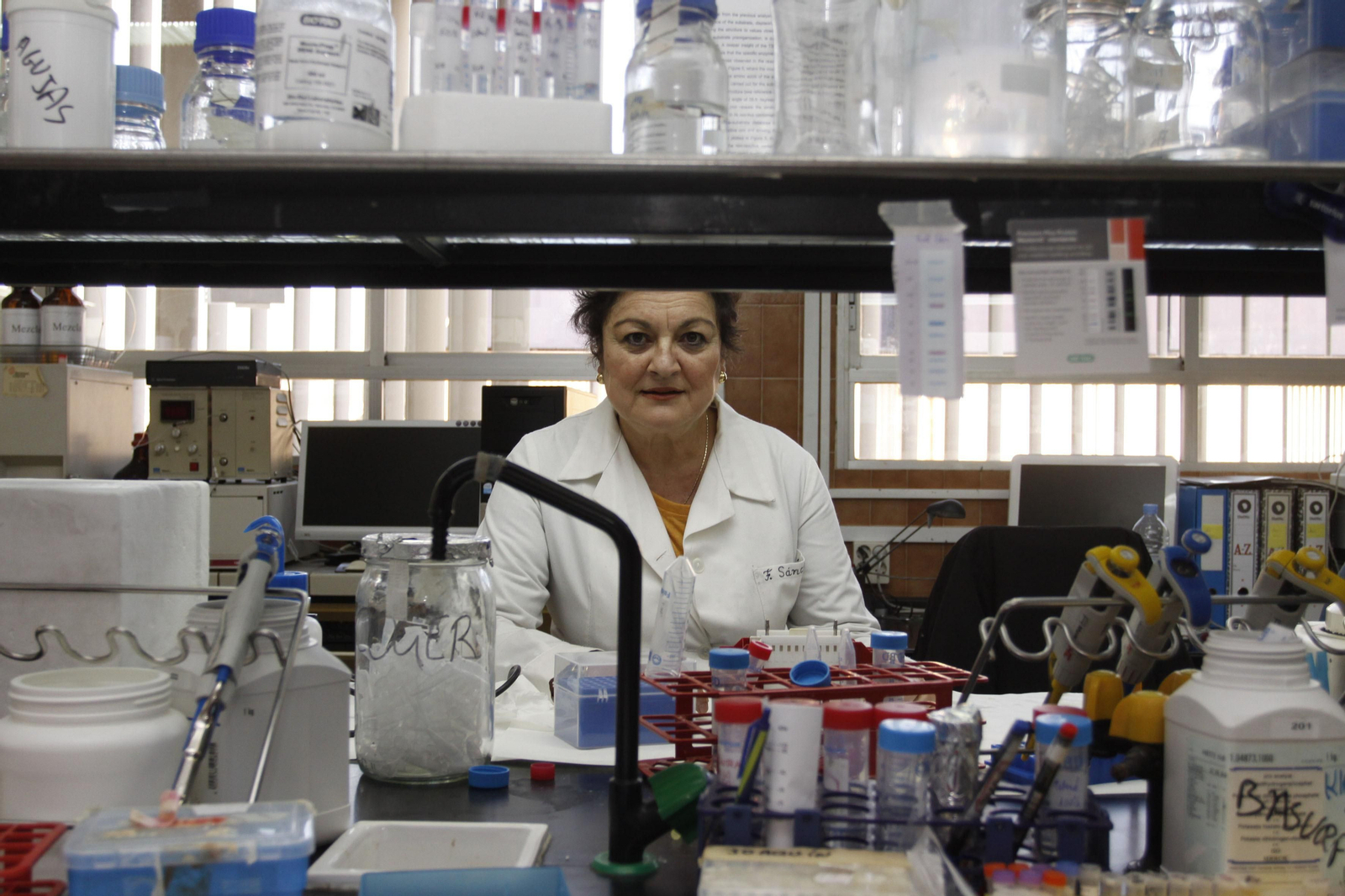 La catedrática Francisca Sánchez Jiménez en un laboratorio de la UMA.