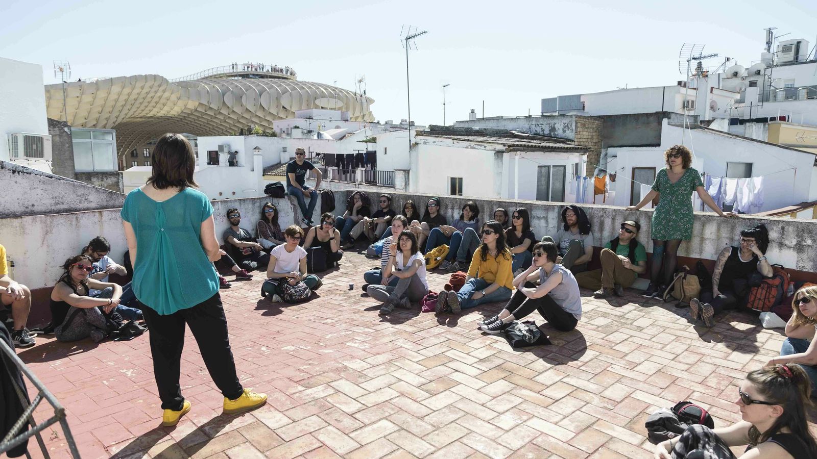 Charla sobre el proyecto de Caótica en la azotea de la librería.