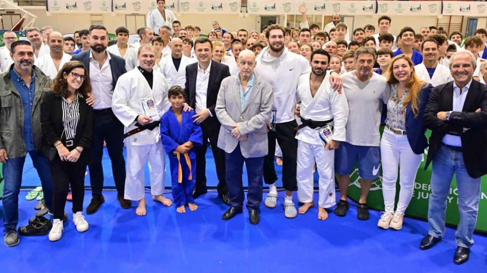 Foto de familia, con Carlos Calvo y Bruno García en el centro