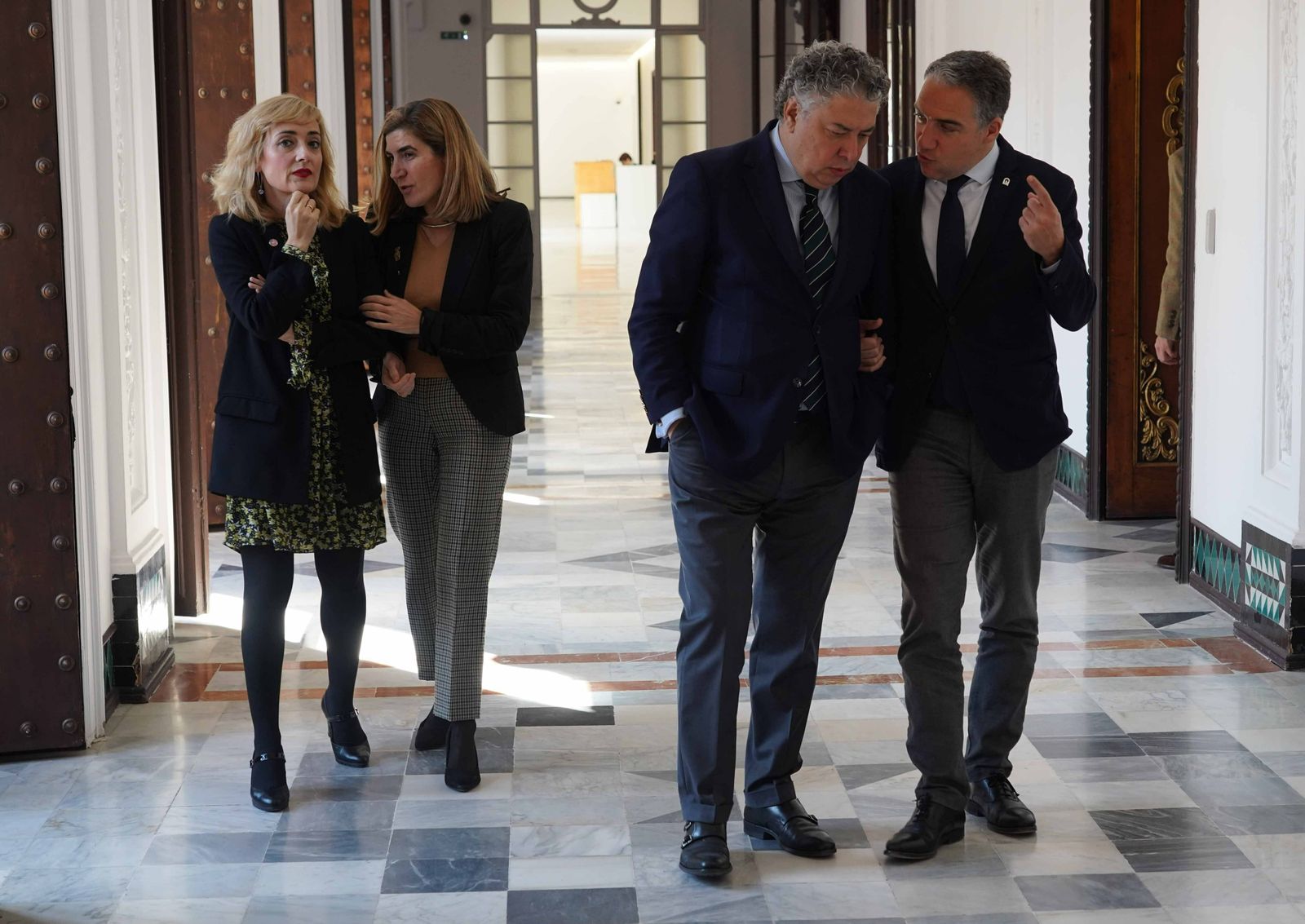 El consejero de Presidencia, Elías Bendodo, ayer, con Tomás Burgos en San Telmo.