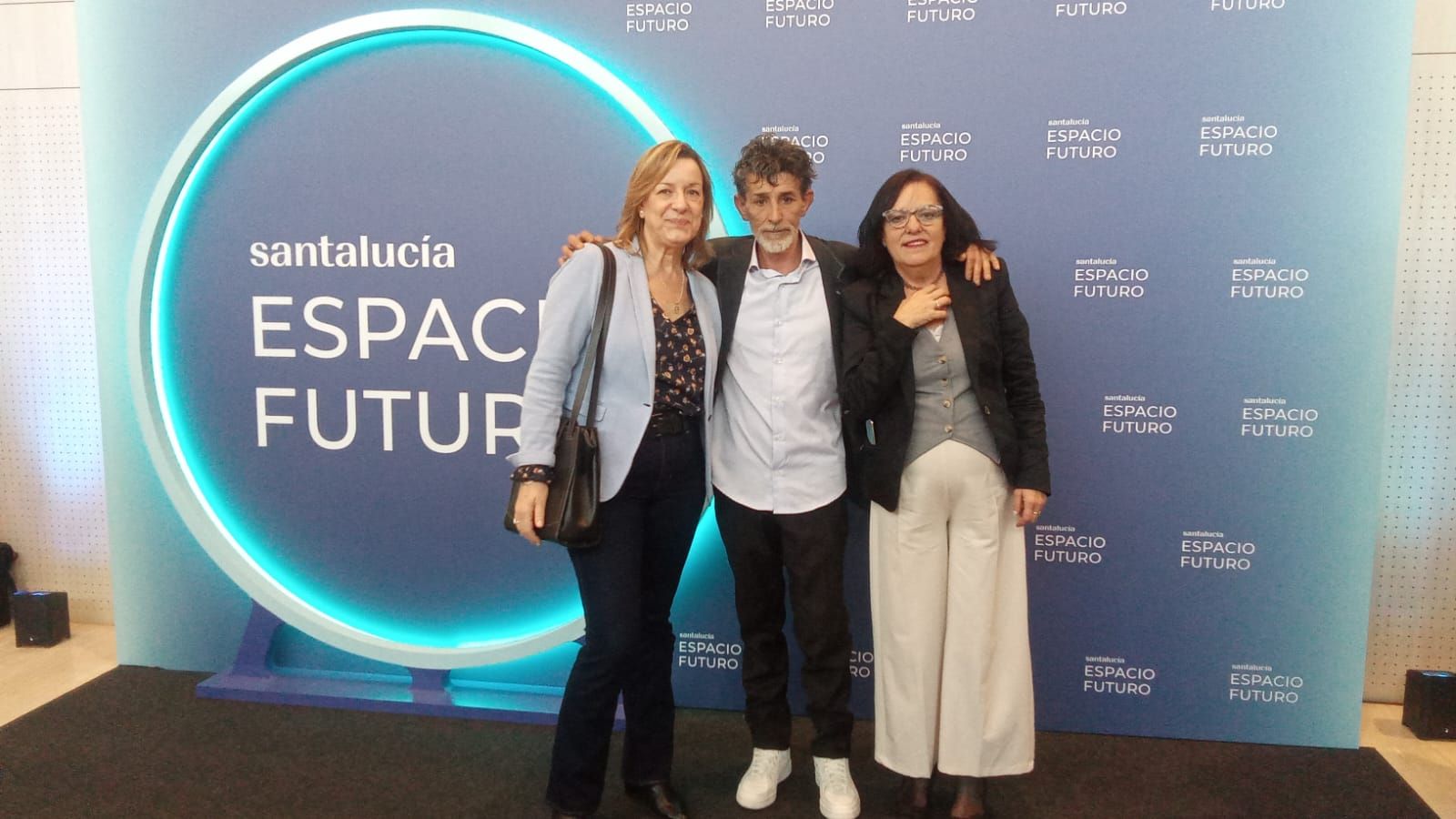 José Villegas, en el centro, tras recoger el premio.