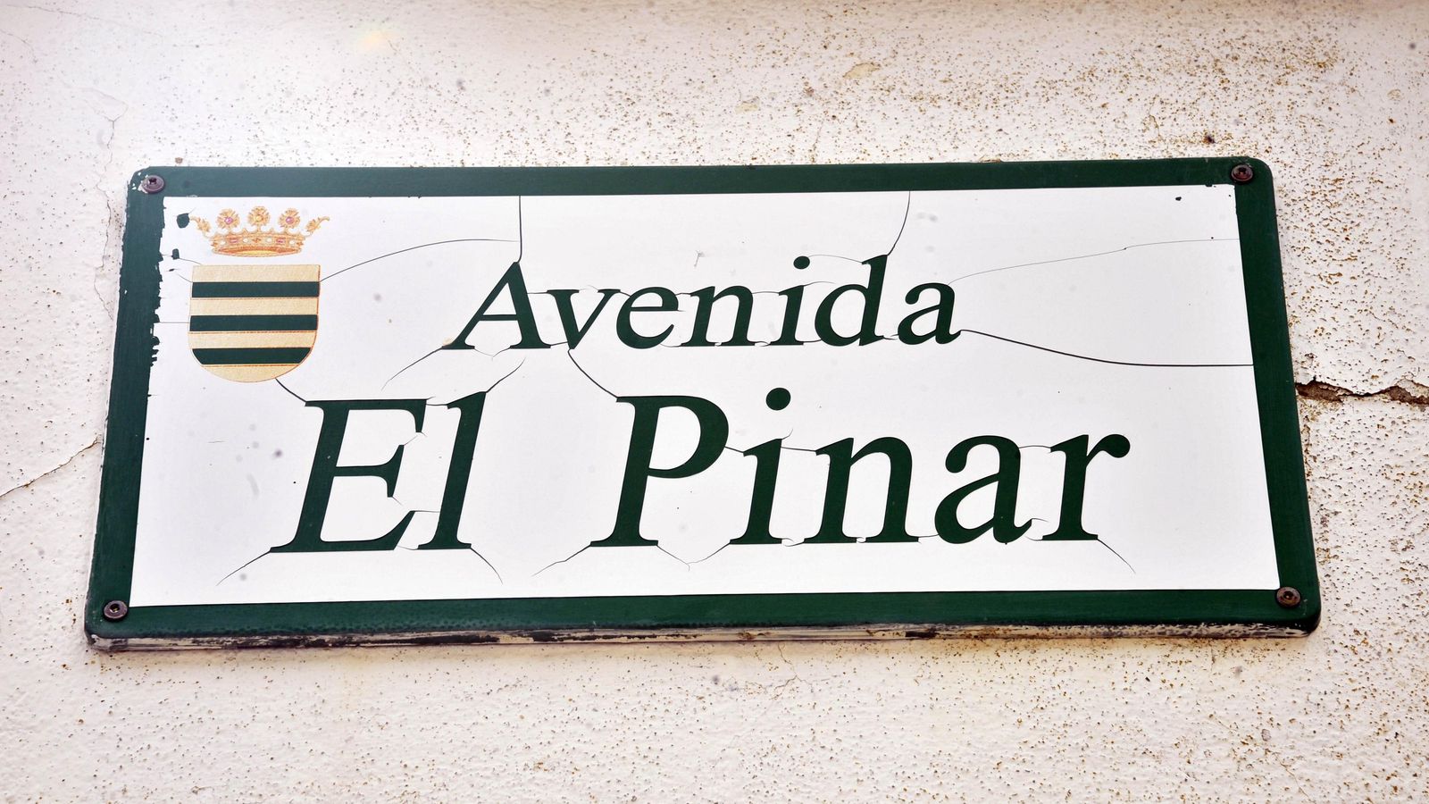 El rótulo de la calle afectada, con el escudo de Bornos