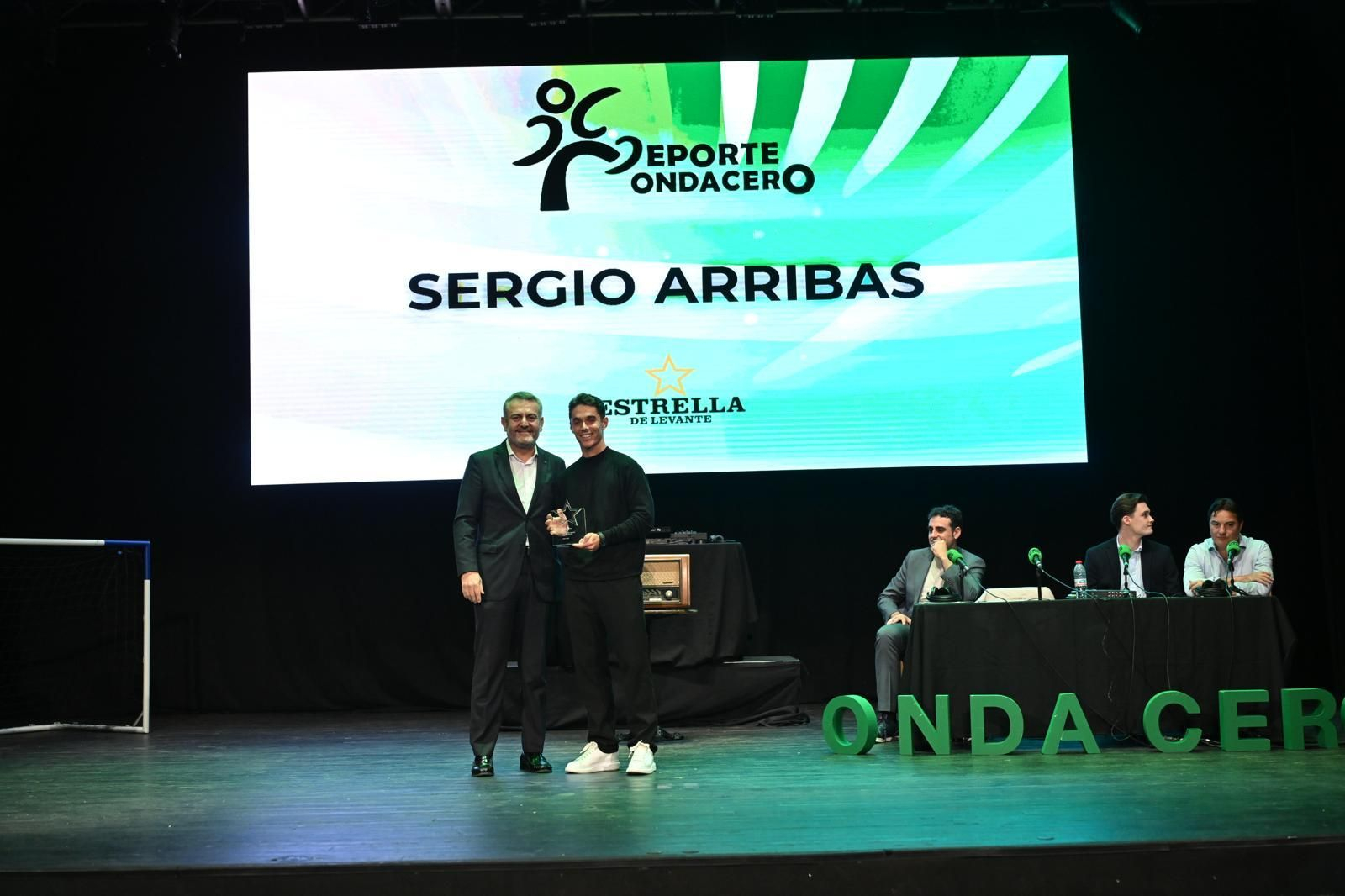 El centrocampista de la UD Almería Sergio Arribas recibió durante la gala el Premio Estrella de Levante.