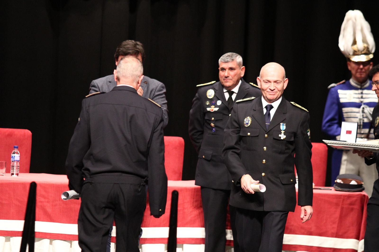 La policía Local entrega las medallas en el día de su patrón