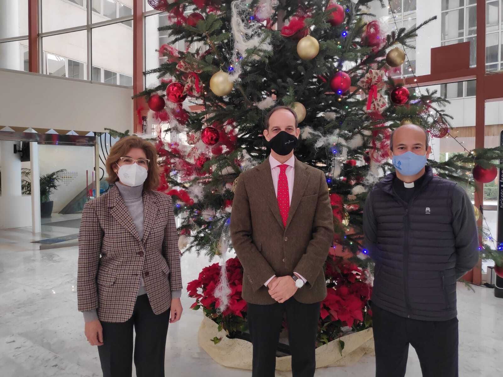 El director del hotel, Alberto Blanca, junto con los responsables de Cáritas.
