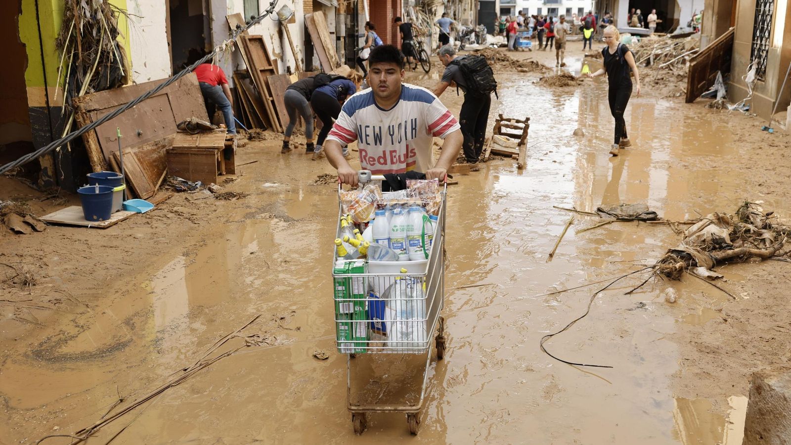 Valencia sigue buscando desaparecidos 2 días después de la tragedia histórica por la DANA