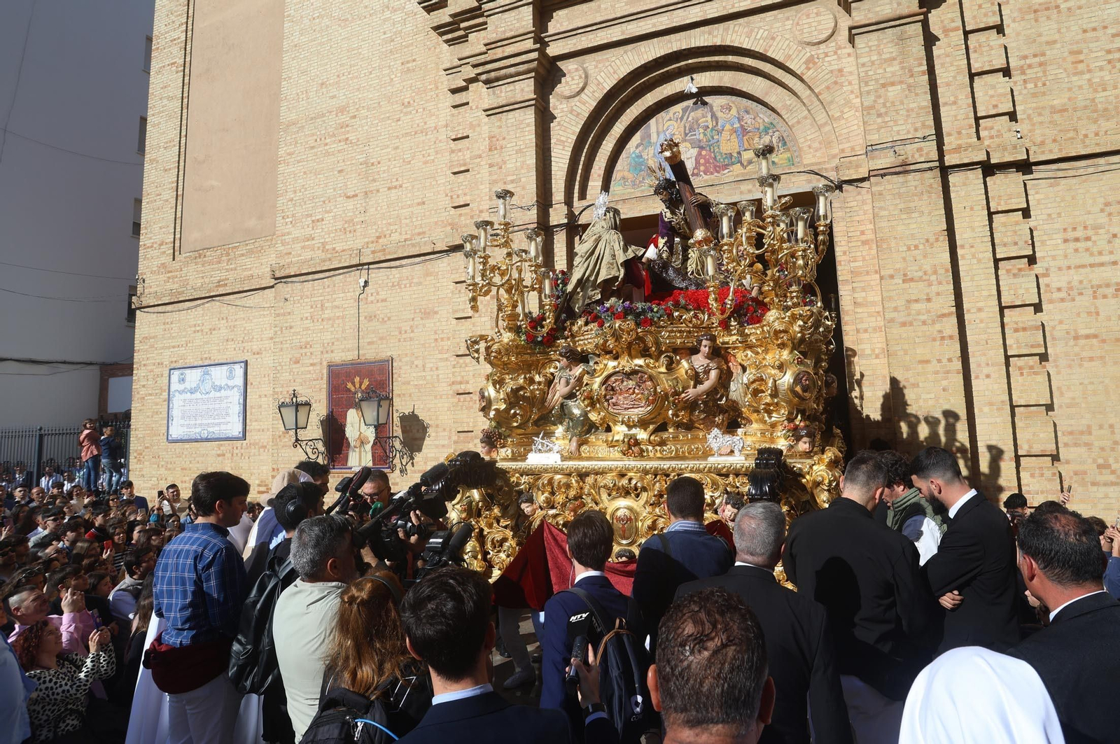 Las mejores imágenes del Lunes Santo en Huelva: Hermandad de las Tres Caídas