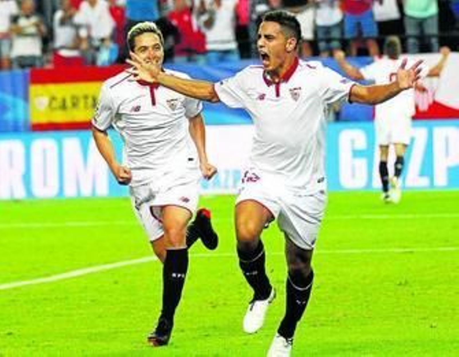 Ben Yedder festeja su gol en el minuto 52 escoltado por Nasri.