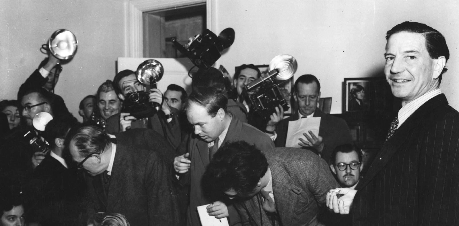 Kim Philby, en una imagen de comienzos de los años 50; abajo, el periodista Enrique Bocanegra (Sevilla, 1973).