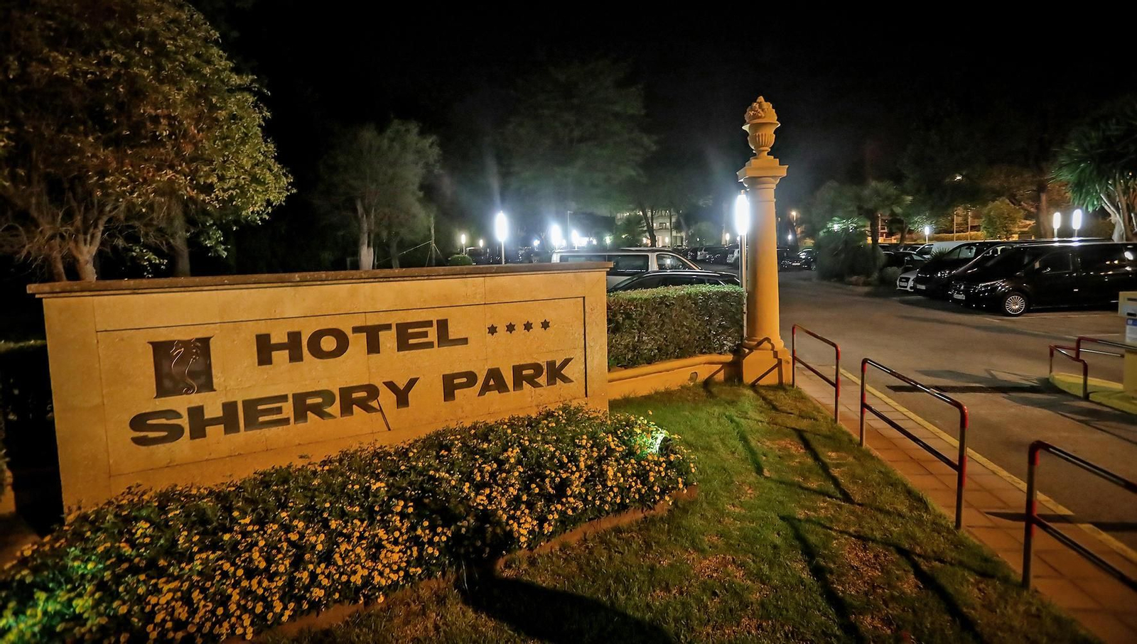 El parking de hotel Sherry Park, repleto la noche del pasado viernes.