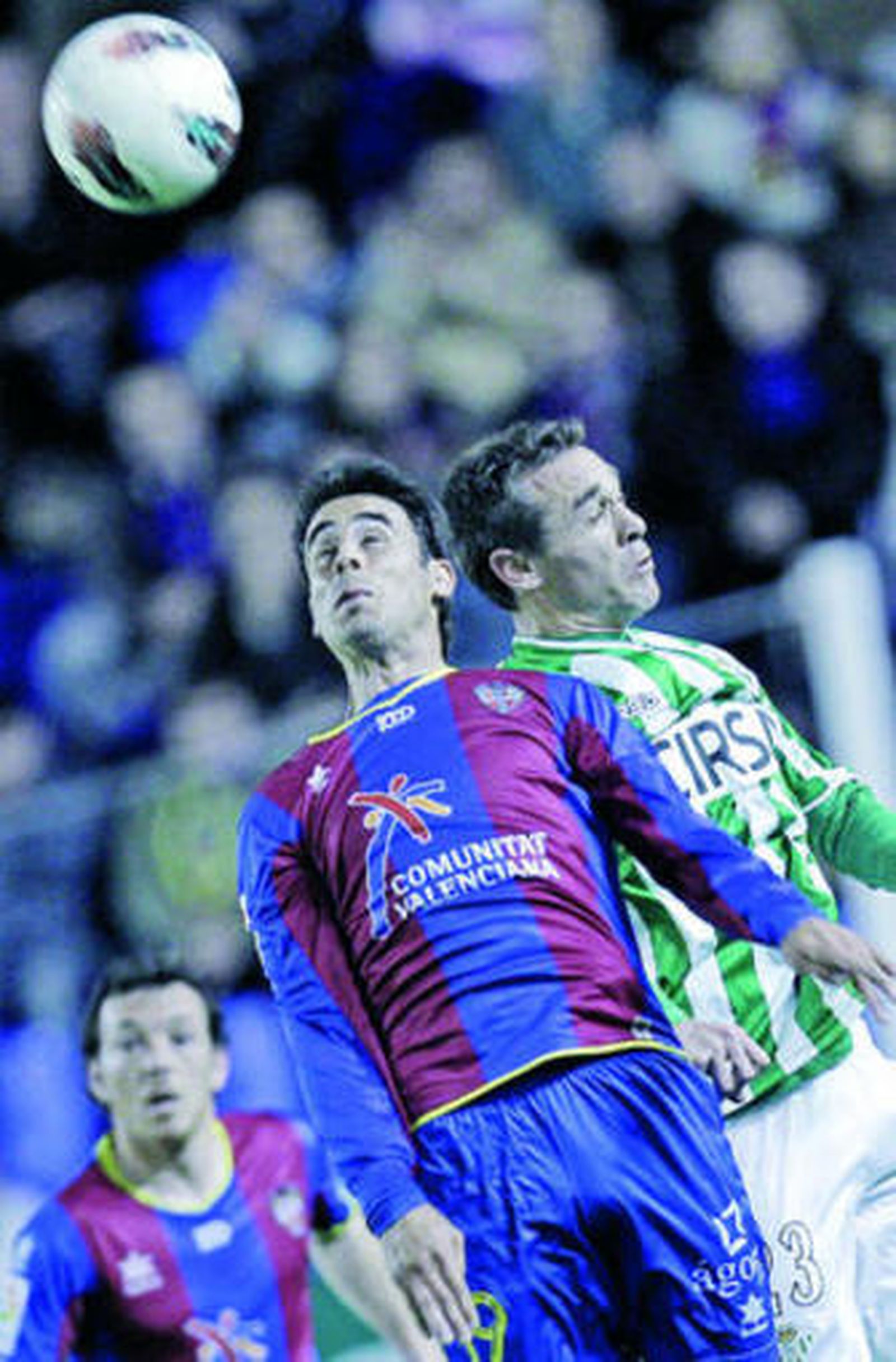 El levantinista Pedro López y el bético Nacho pelean por un balón aéreo.