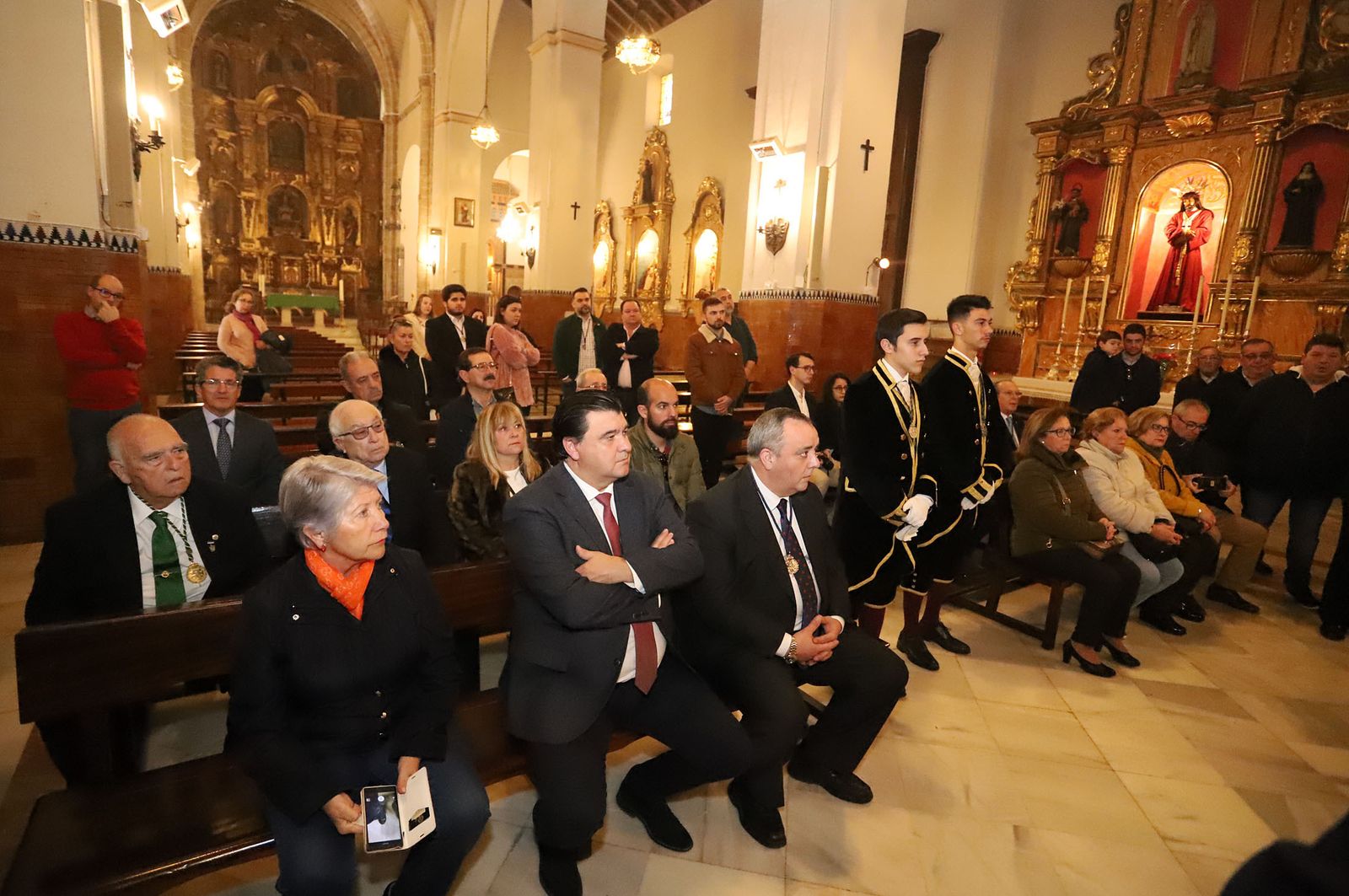 Imágenes de la bendición la la nueva túnica del Señor de Pasión y posterior besamanos