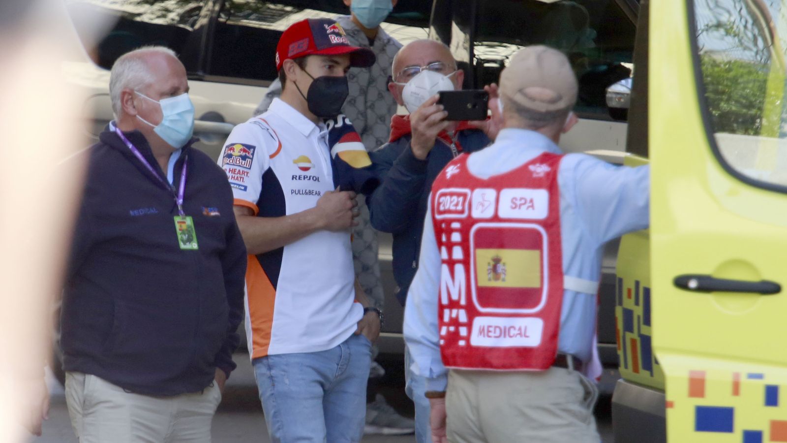Marc Márquez se fotografía con un aficionado a la salida del Hospital HLA Jerez Puerta del Sur.