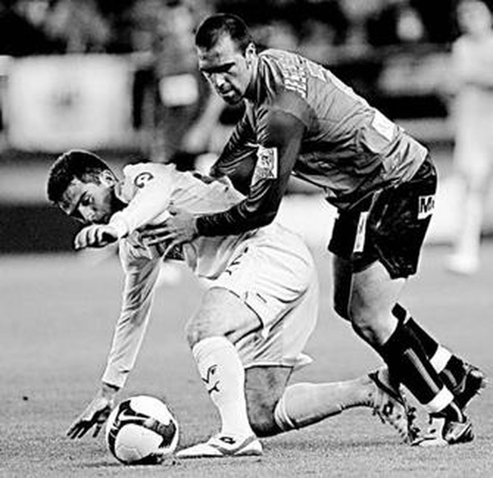Jesús Gámez recupera un balón en el centro del campo.